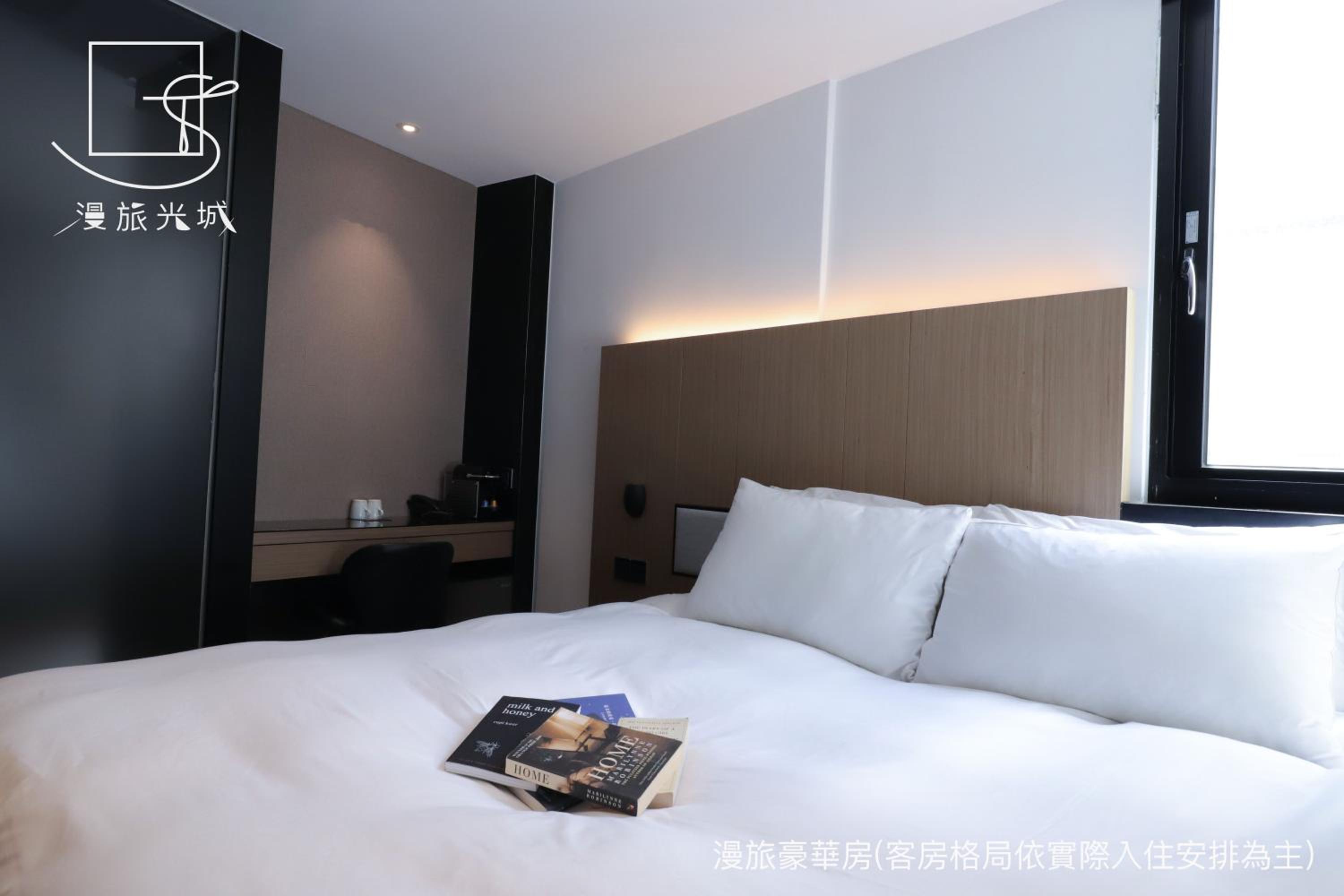 Deluxe Double Room with Bathtub - Photo 16