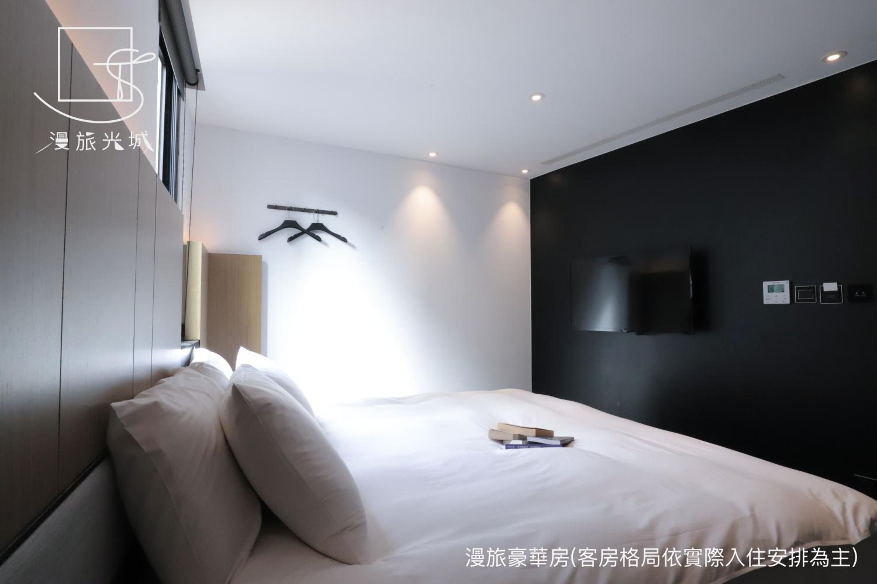 Deluxe Double Room with Bathtub - Photo 6