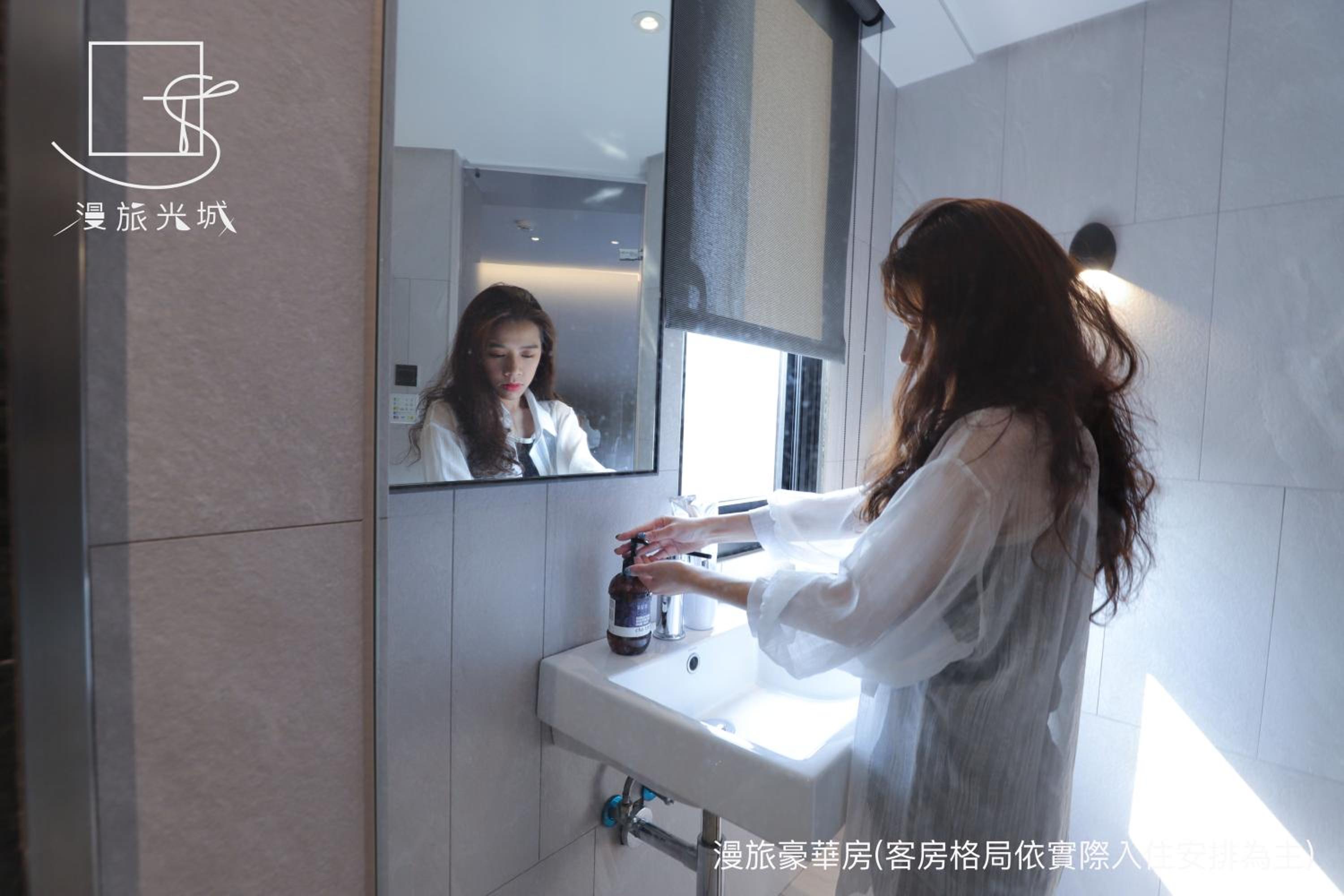 Deluxe Double Room with Bathtub - Photo 10
