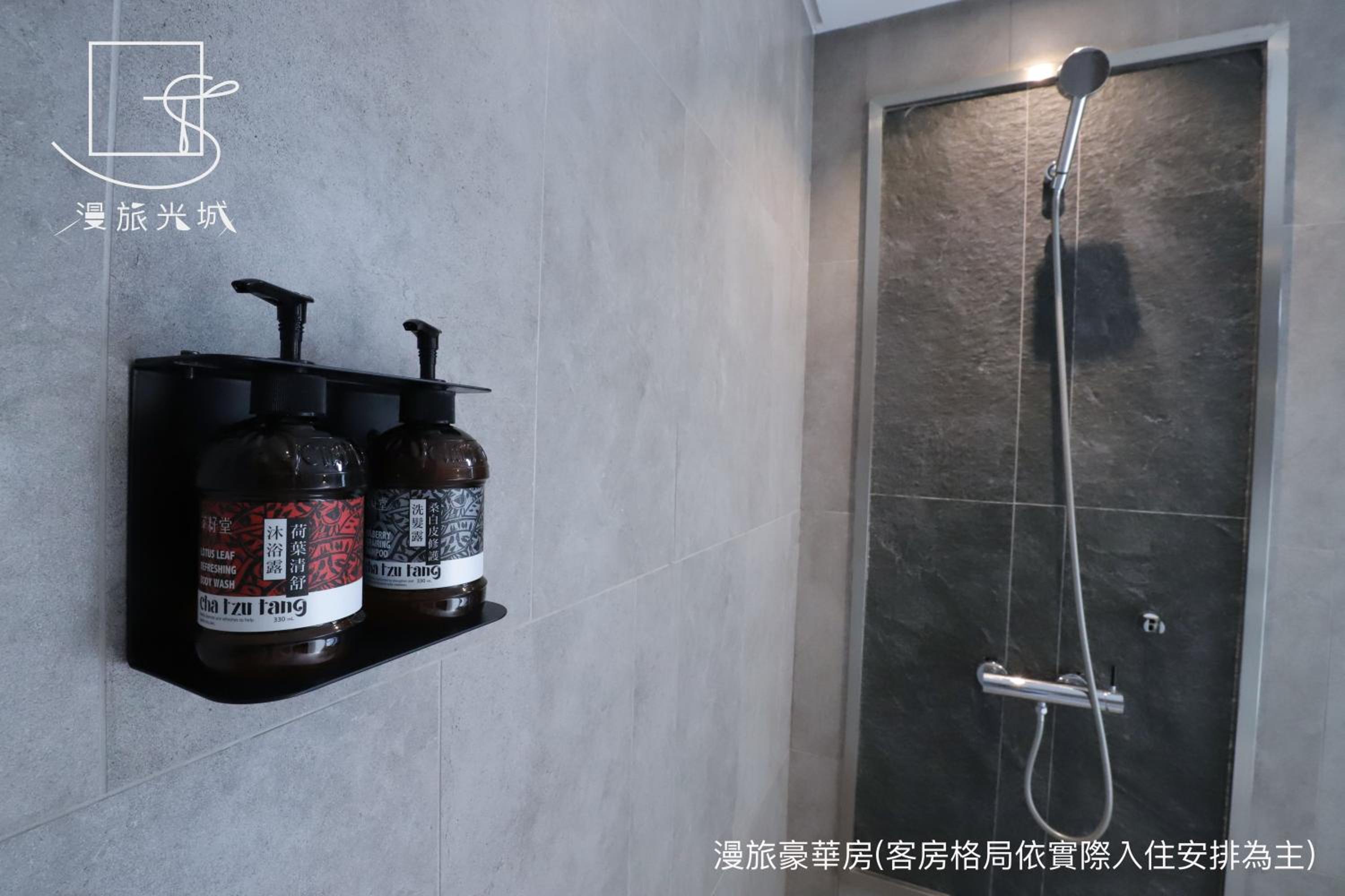 Deluxe Double Room with Bathtub - Photo 9