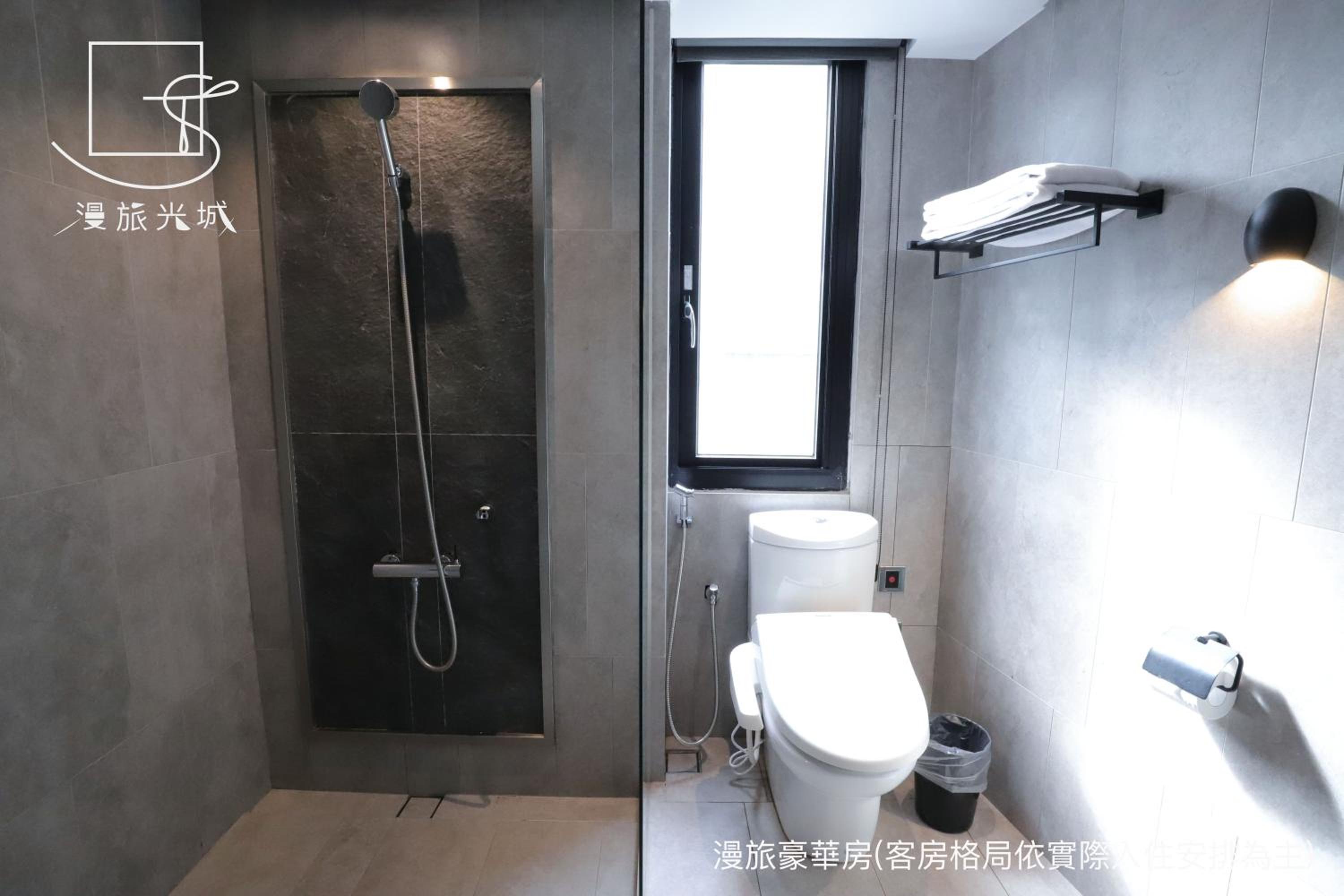 Deluxe Double Room with Bathtub - Photo 4