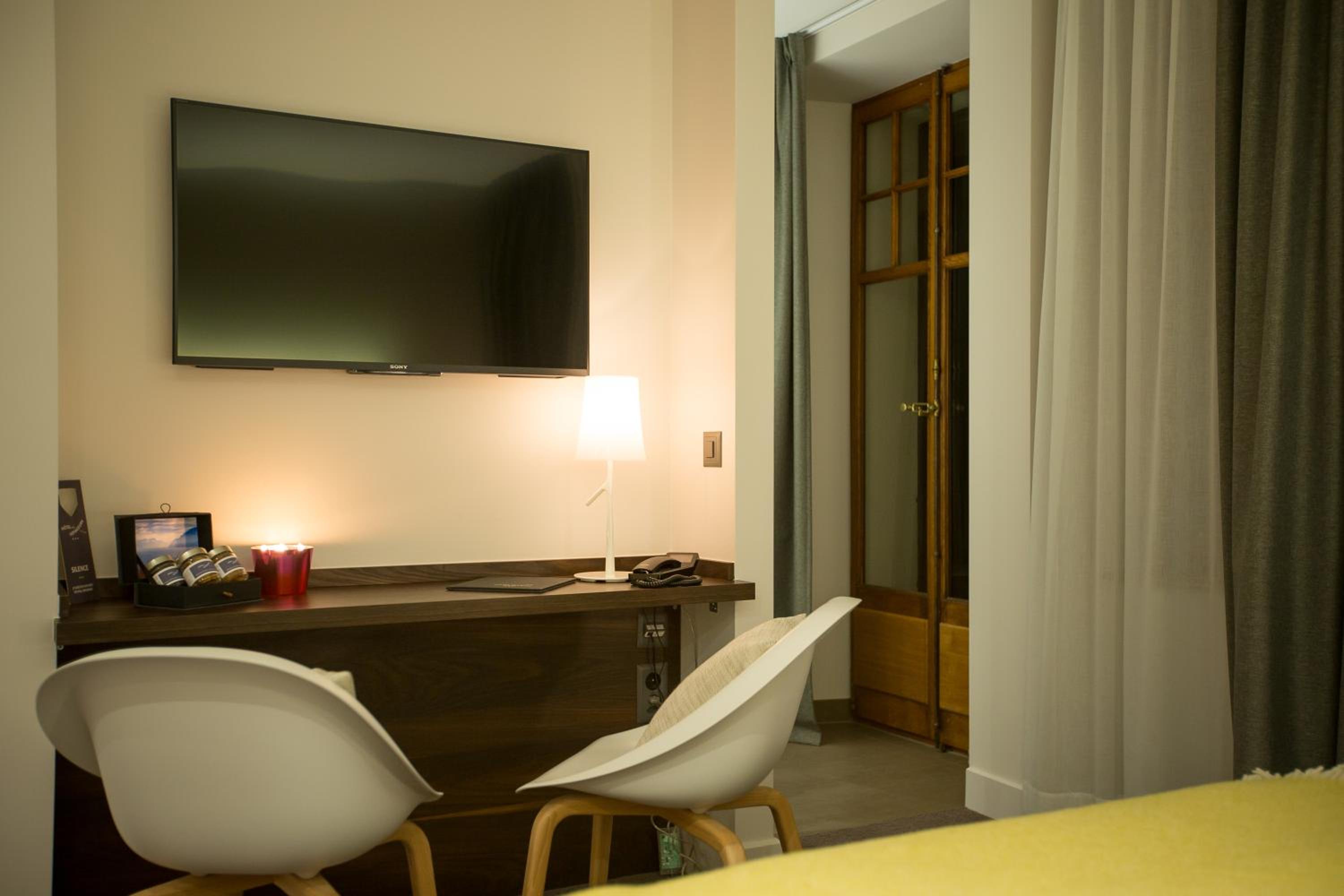 Deluxe Double or Twin Room - Photo 10