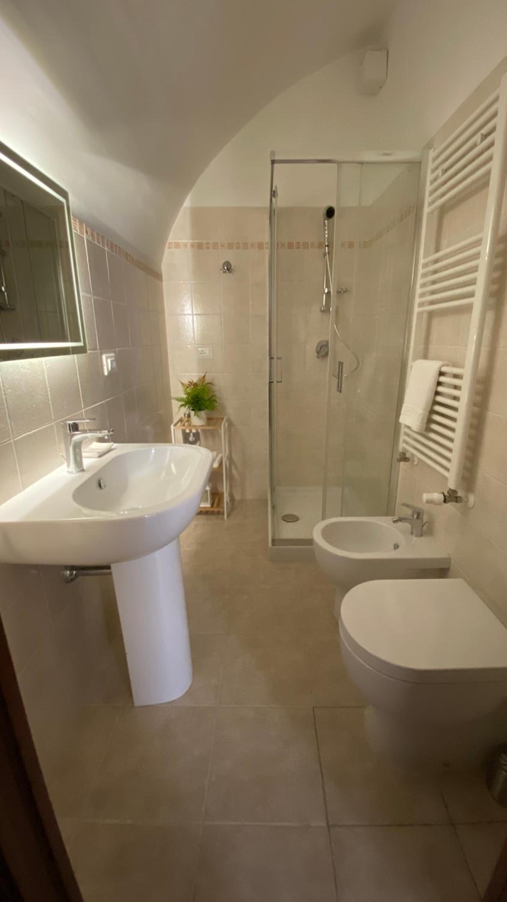Superior King Room - Photo 4