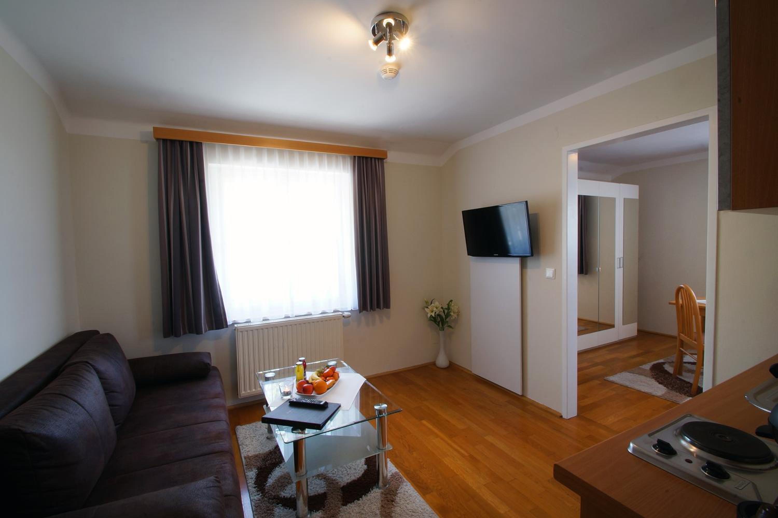 Apartment with Mountain View - Photo 3