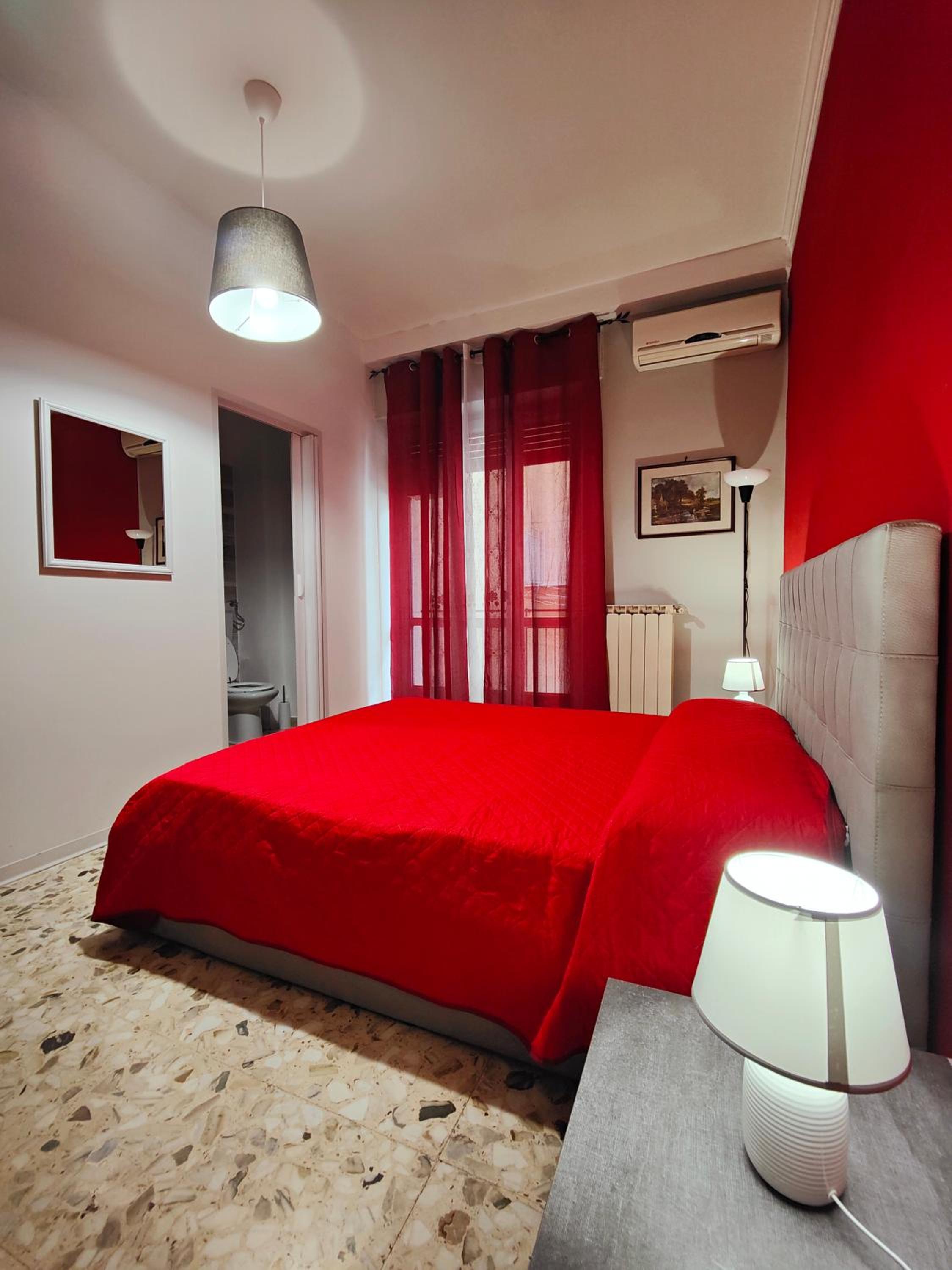 King Room with Balcony - Photo 7