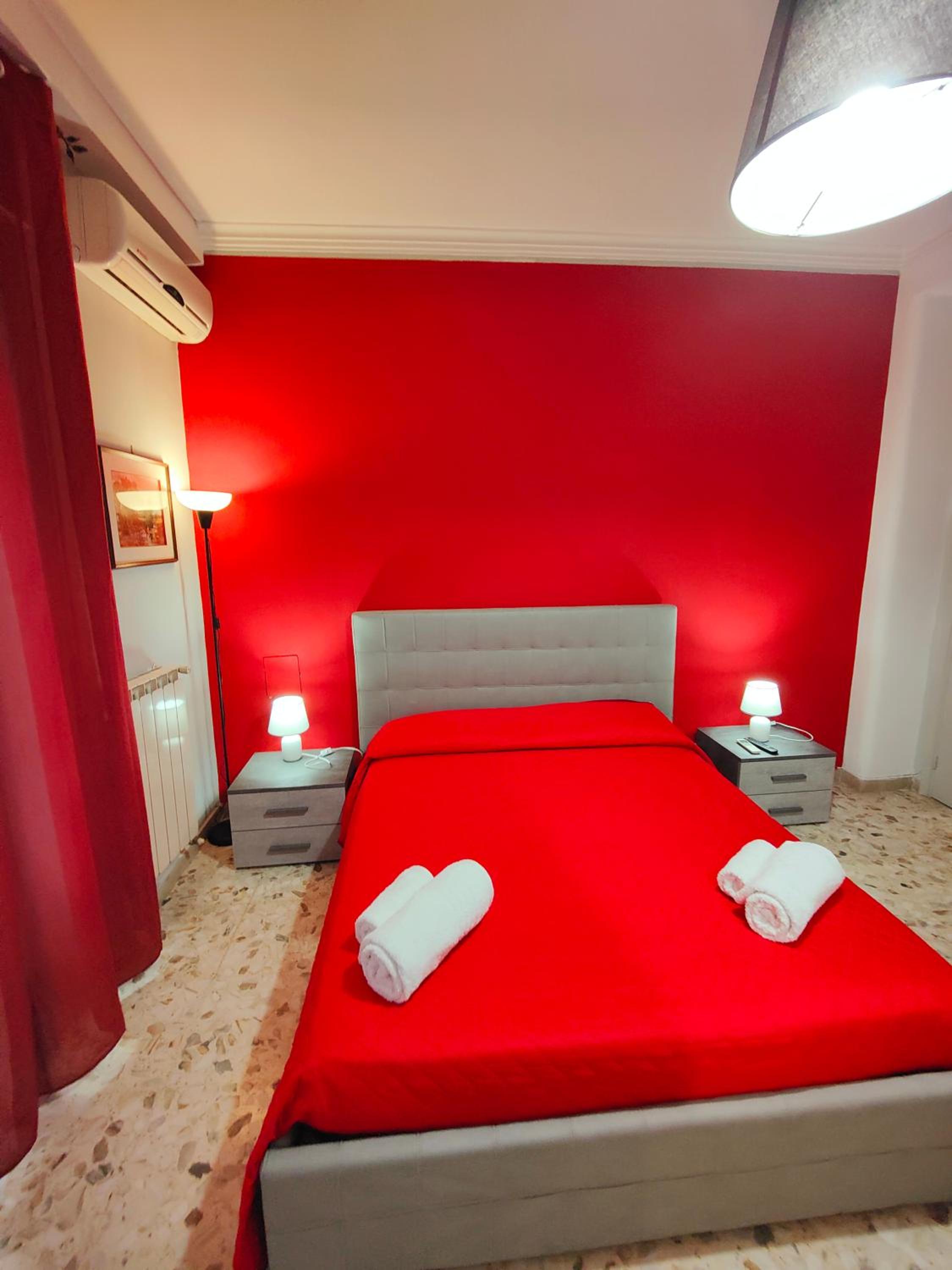 King Room with Balcony - Photo 5