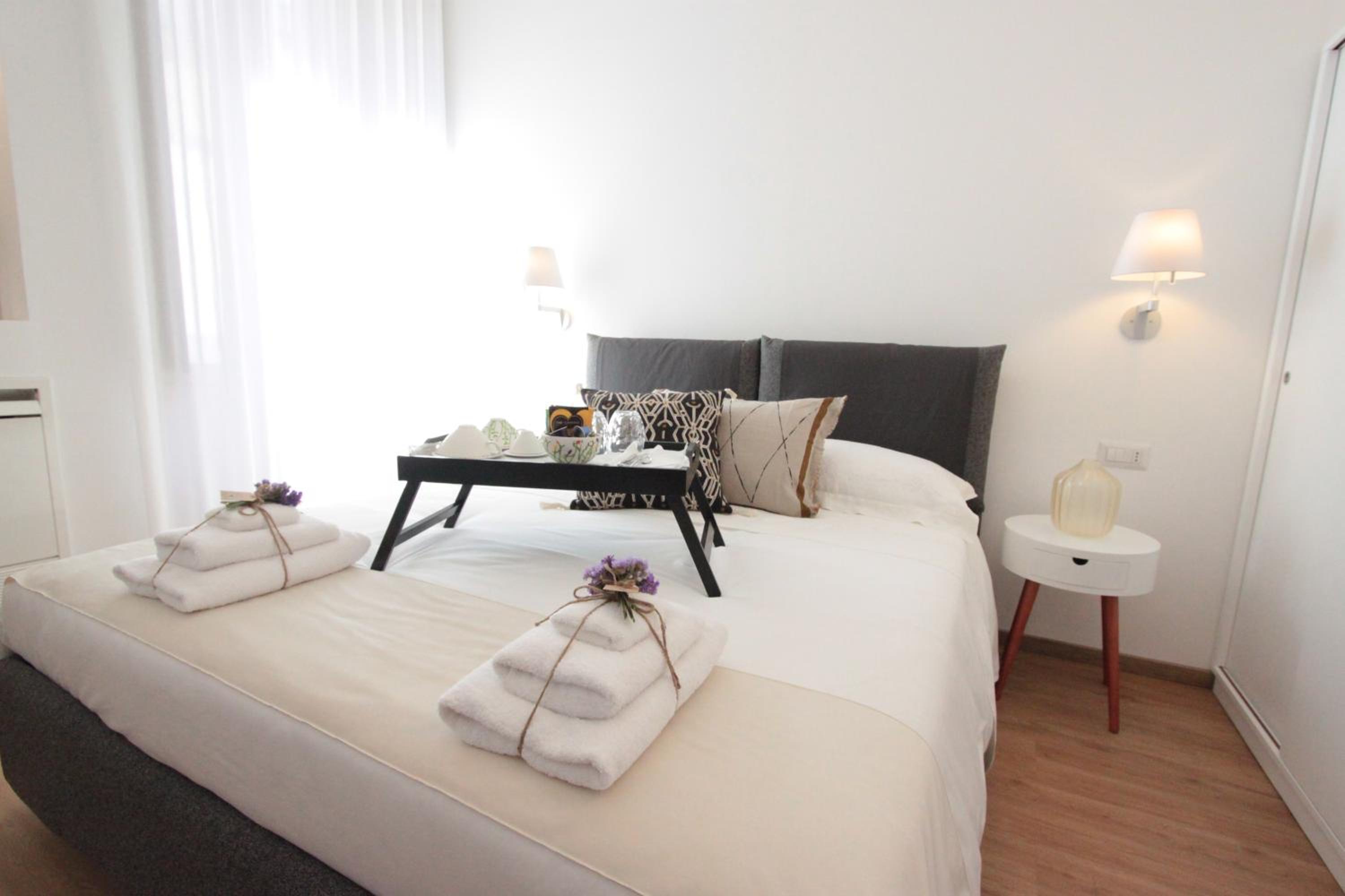 Double Room with Balcony - Photo 14