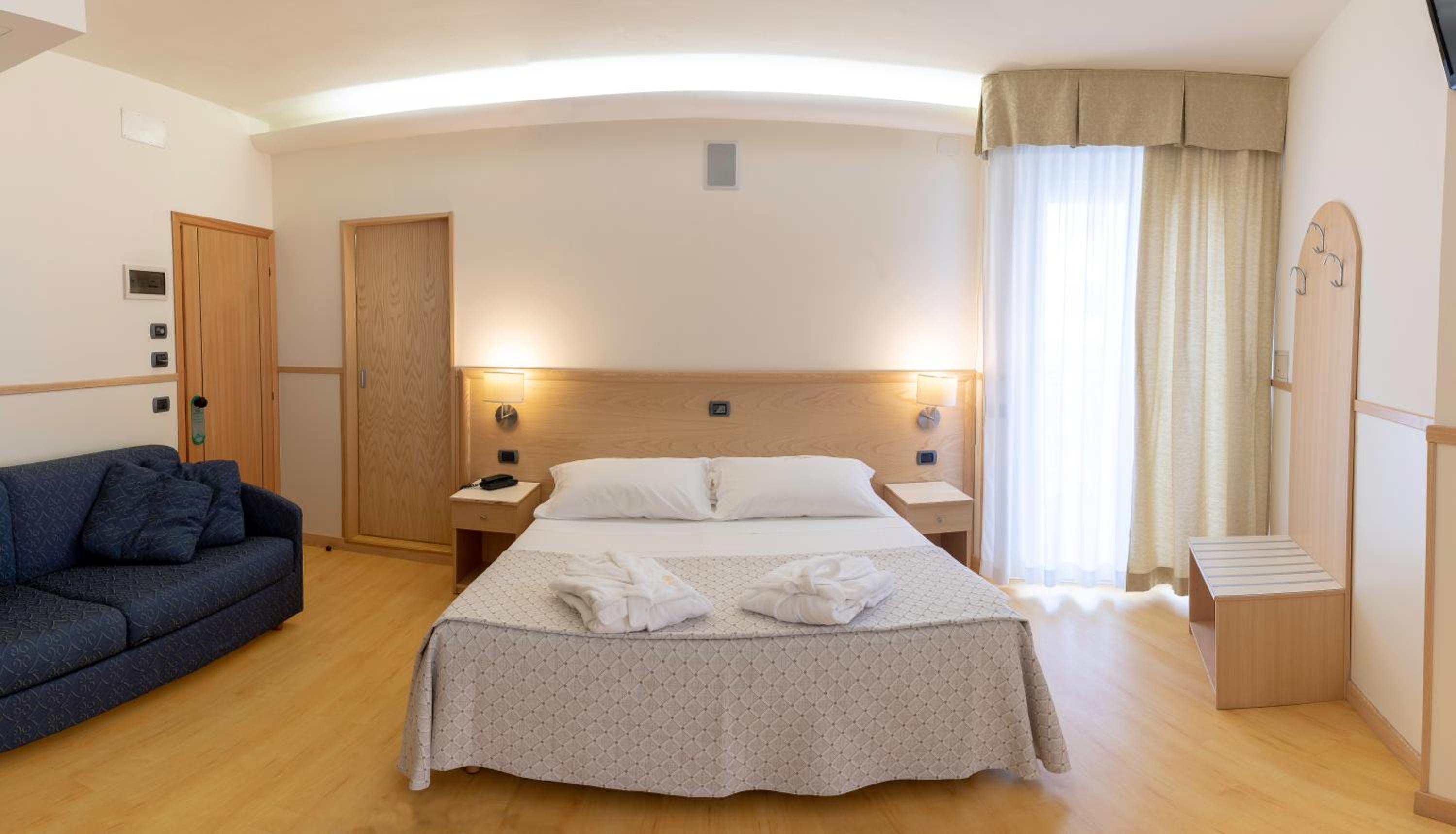 Junior Suite with Lateral Sea View - Photo 4