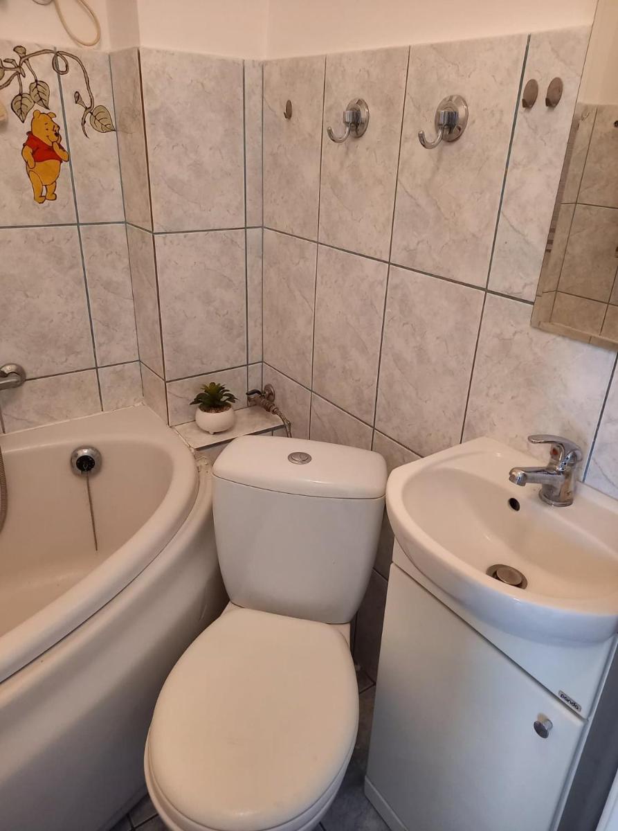 One-Bedroom Apartment - Photo 2