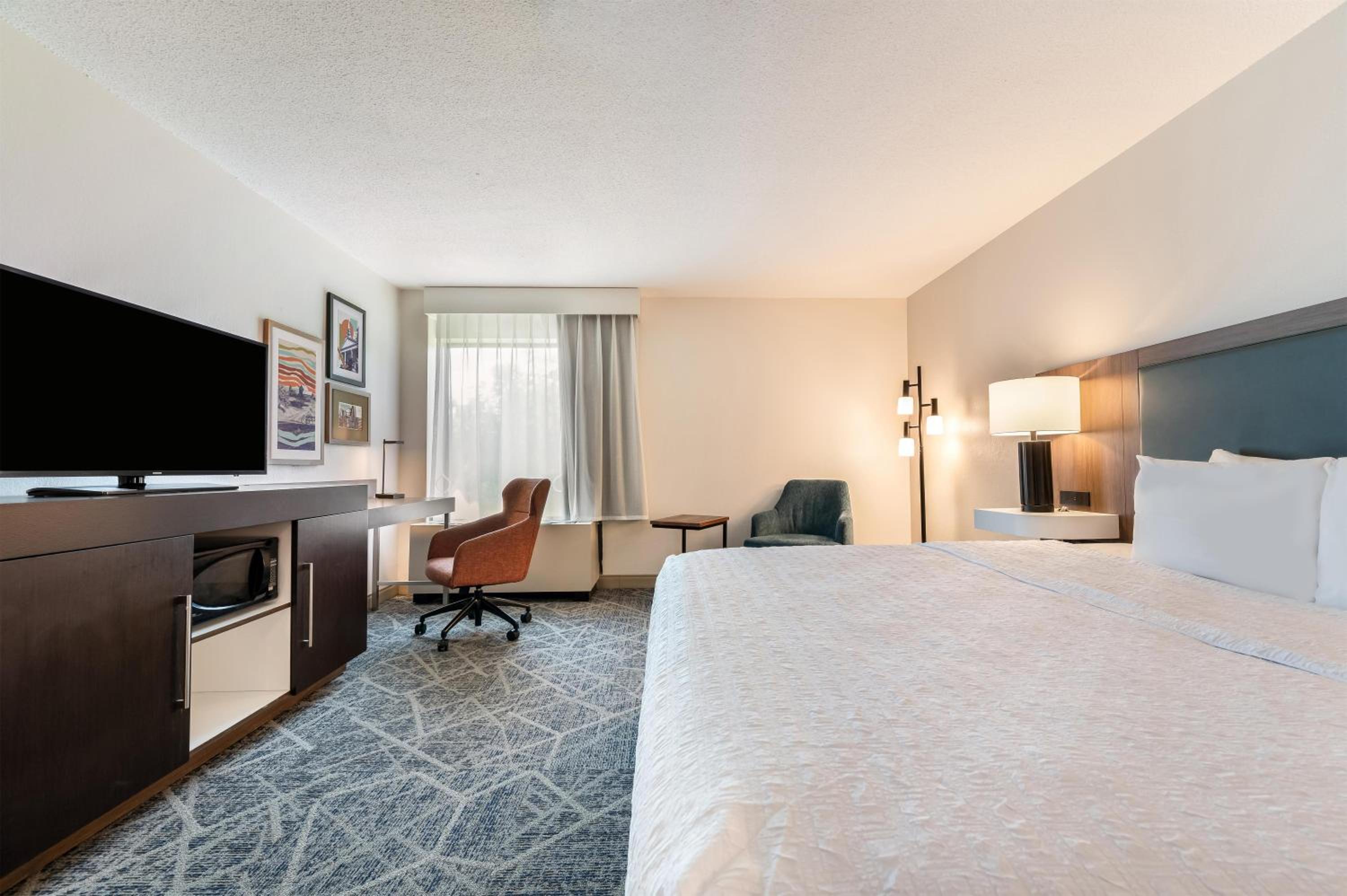 King Room with Accessible Tub - Mobility and Hearing Access/Non-Smoking