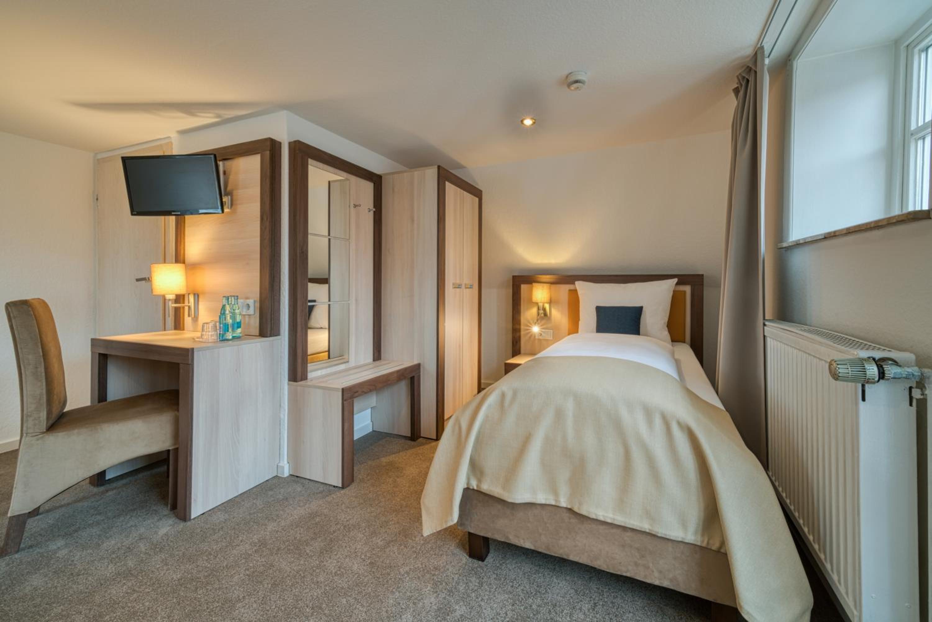 Economy Triple Room photo 3