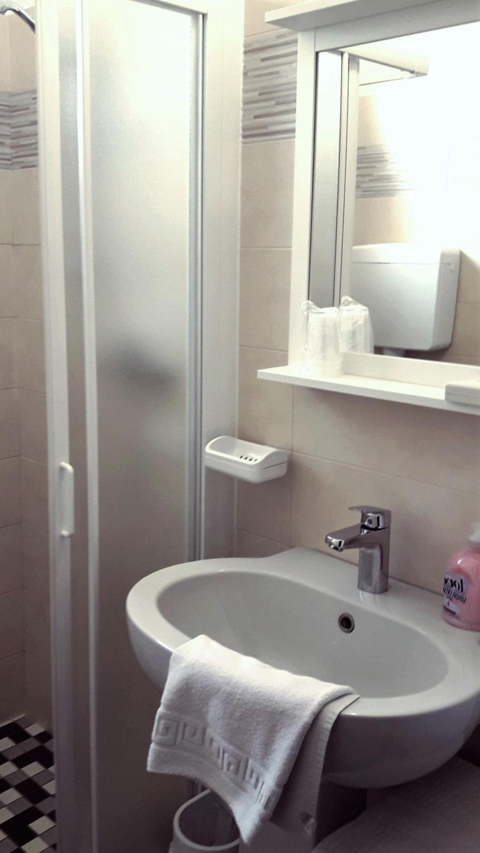 Double Room - Photo 7