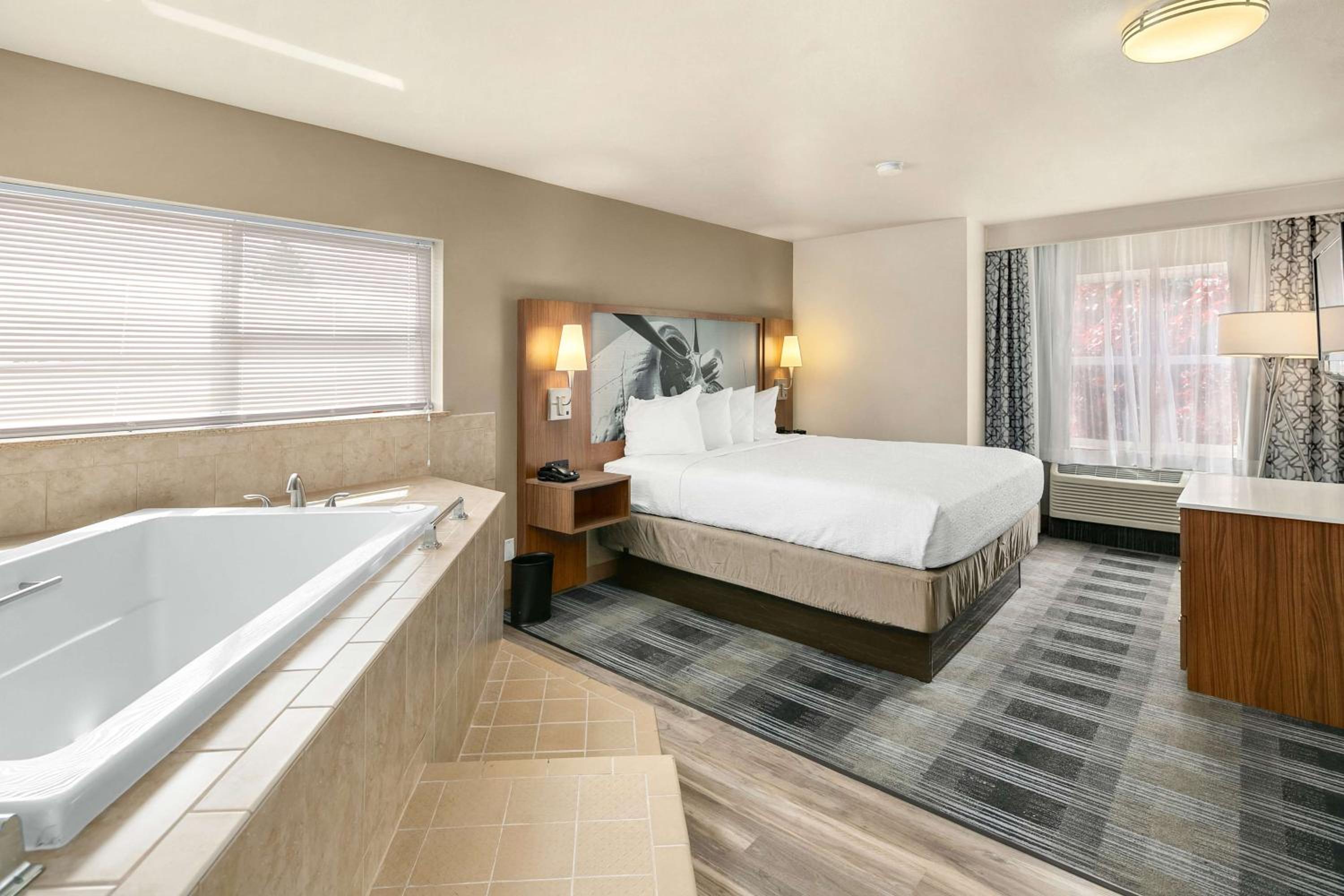 King Kitchen Suite with Soaking Tub - Photo 1
