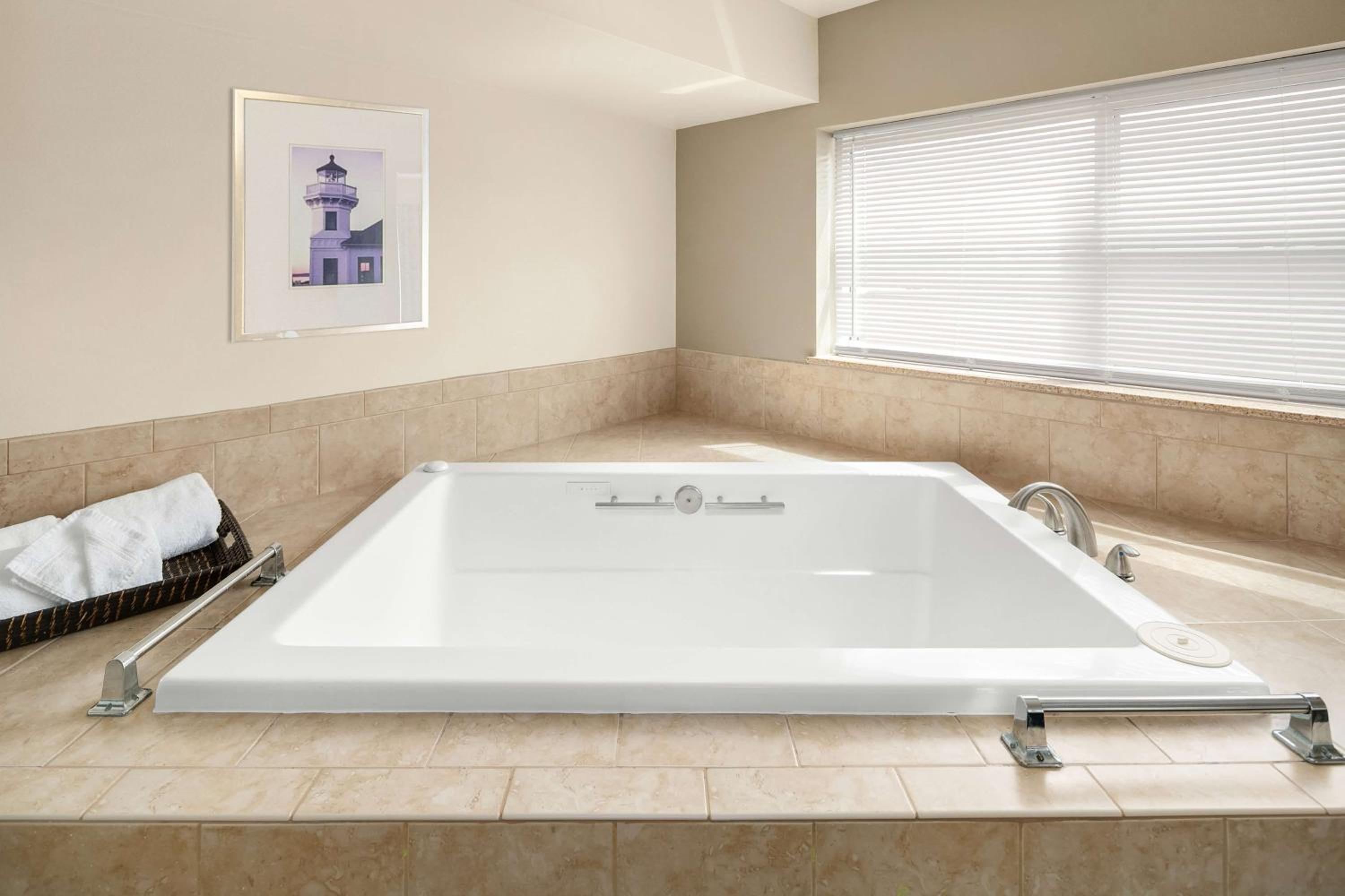 King Kitchen Suite with Soaking Tub - Photo 7