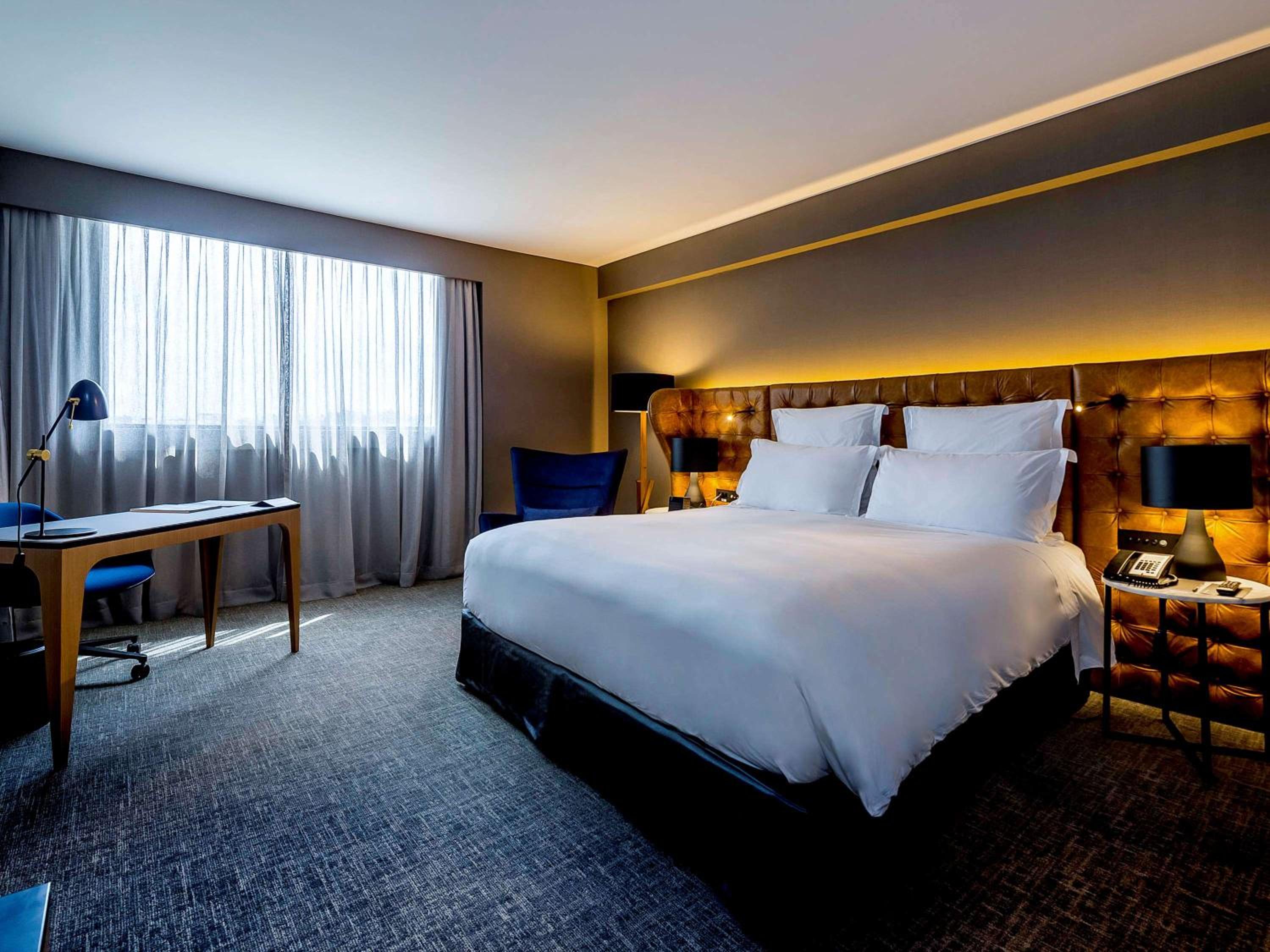 Premium Executive King Room with Executive Lounge Access thumbnail 6