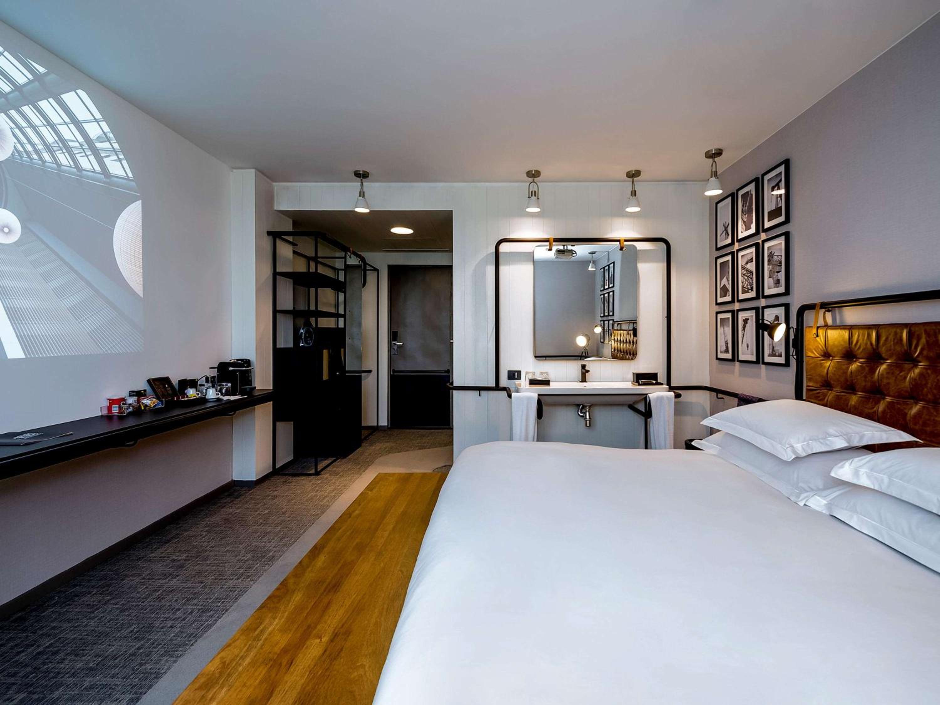 Design Executive Double Room - Disability Access