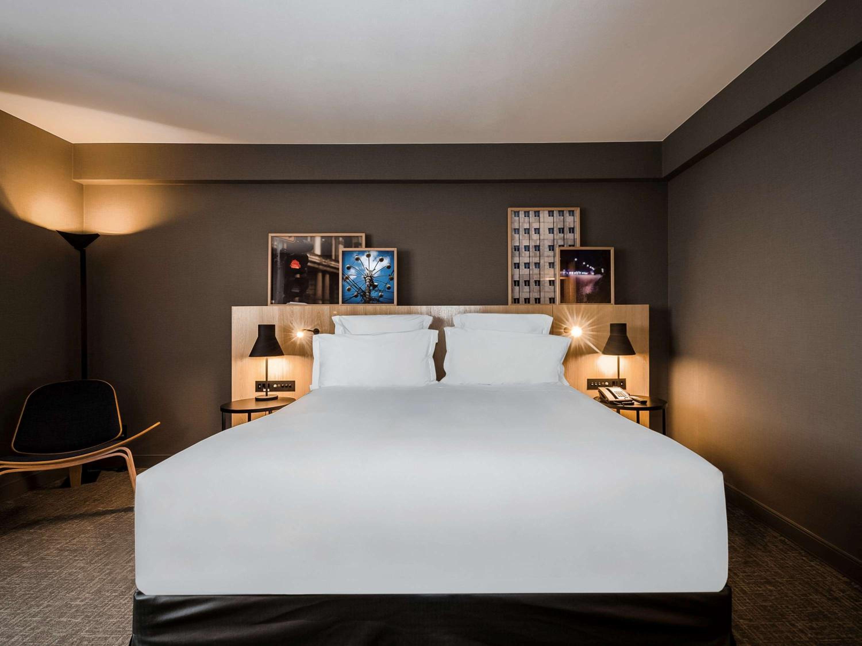Executive King Room with Executive Lounge Access thumbnail 6