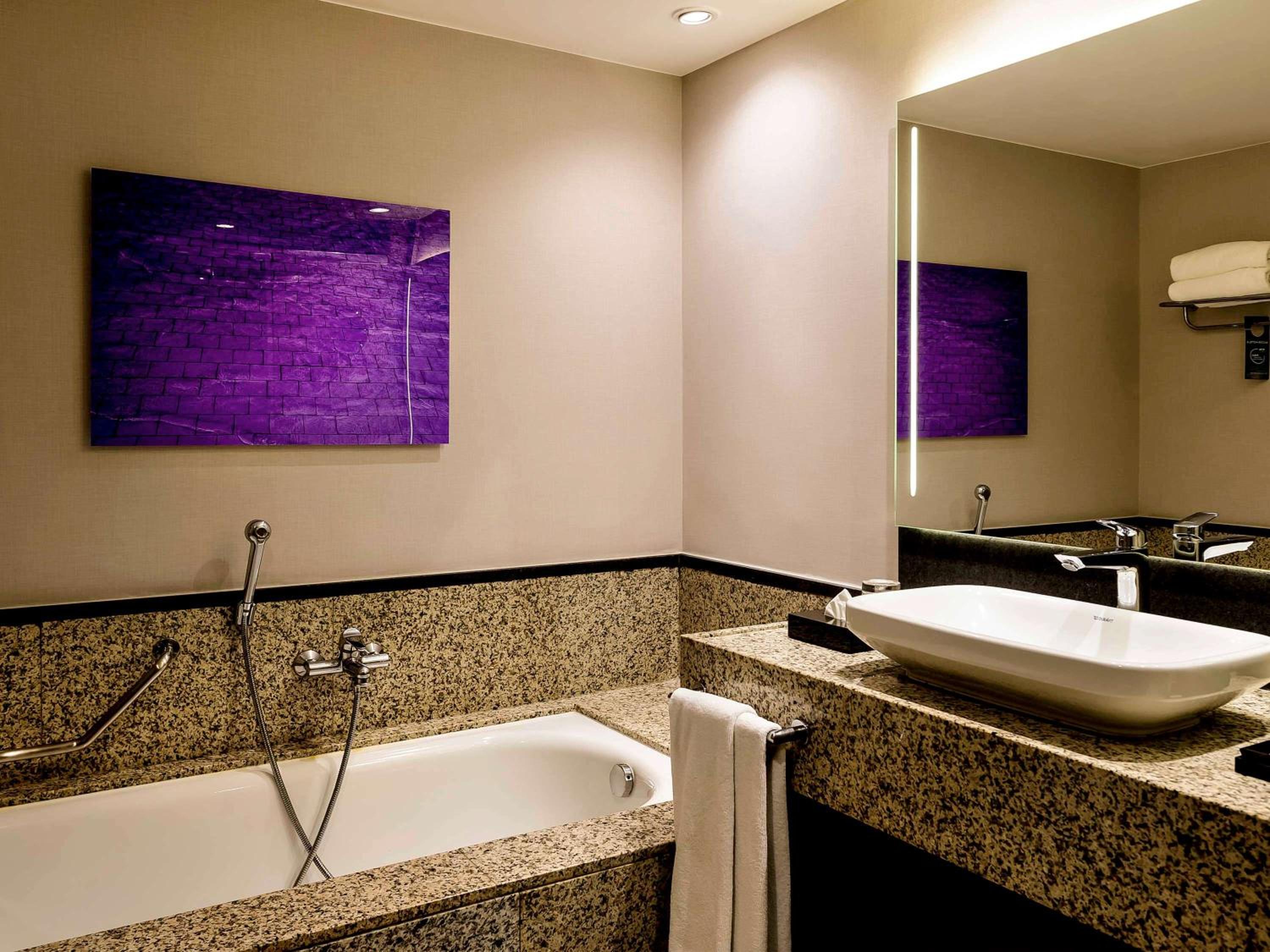 Premium Executive Twin Room with Executive Lounge Access thumbnail 6