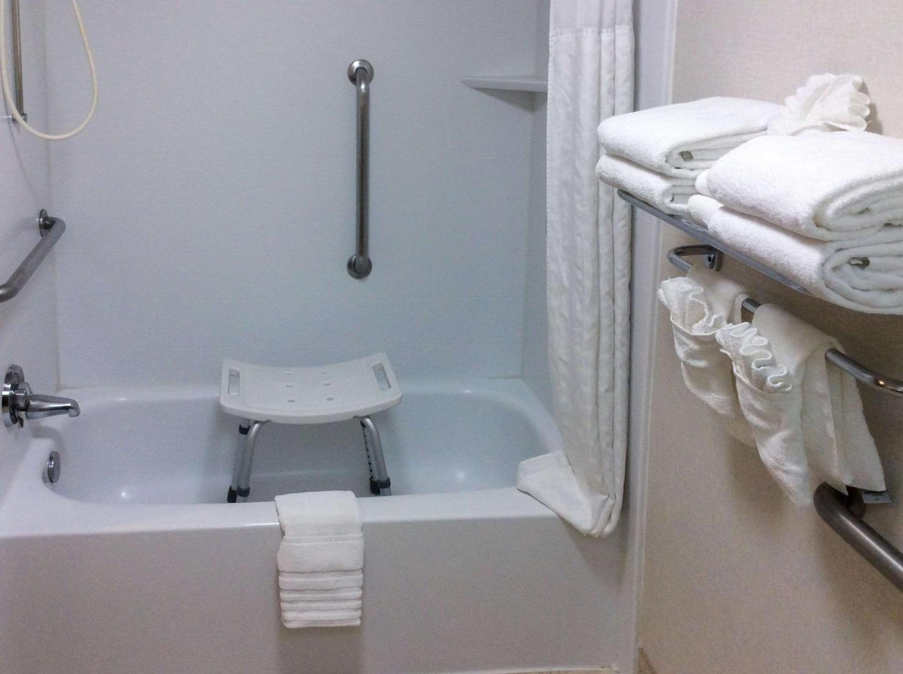 Accessible Room, 1 King Bed, Tub, Non Smoking - Photo 6