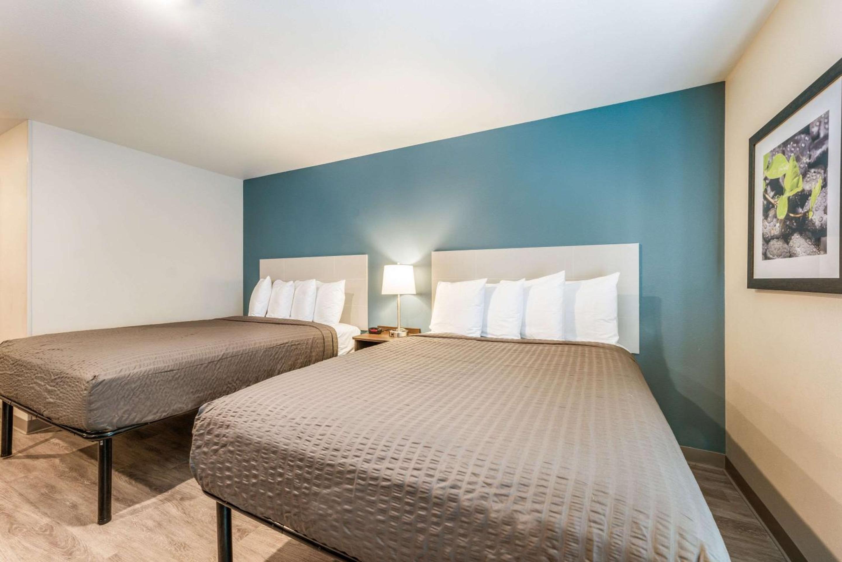 Standard Queen Room with Two Queen Beds - Non-Smoking - Photo 4