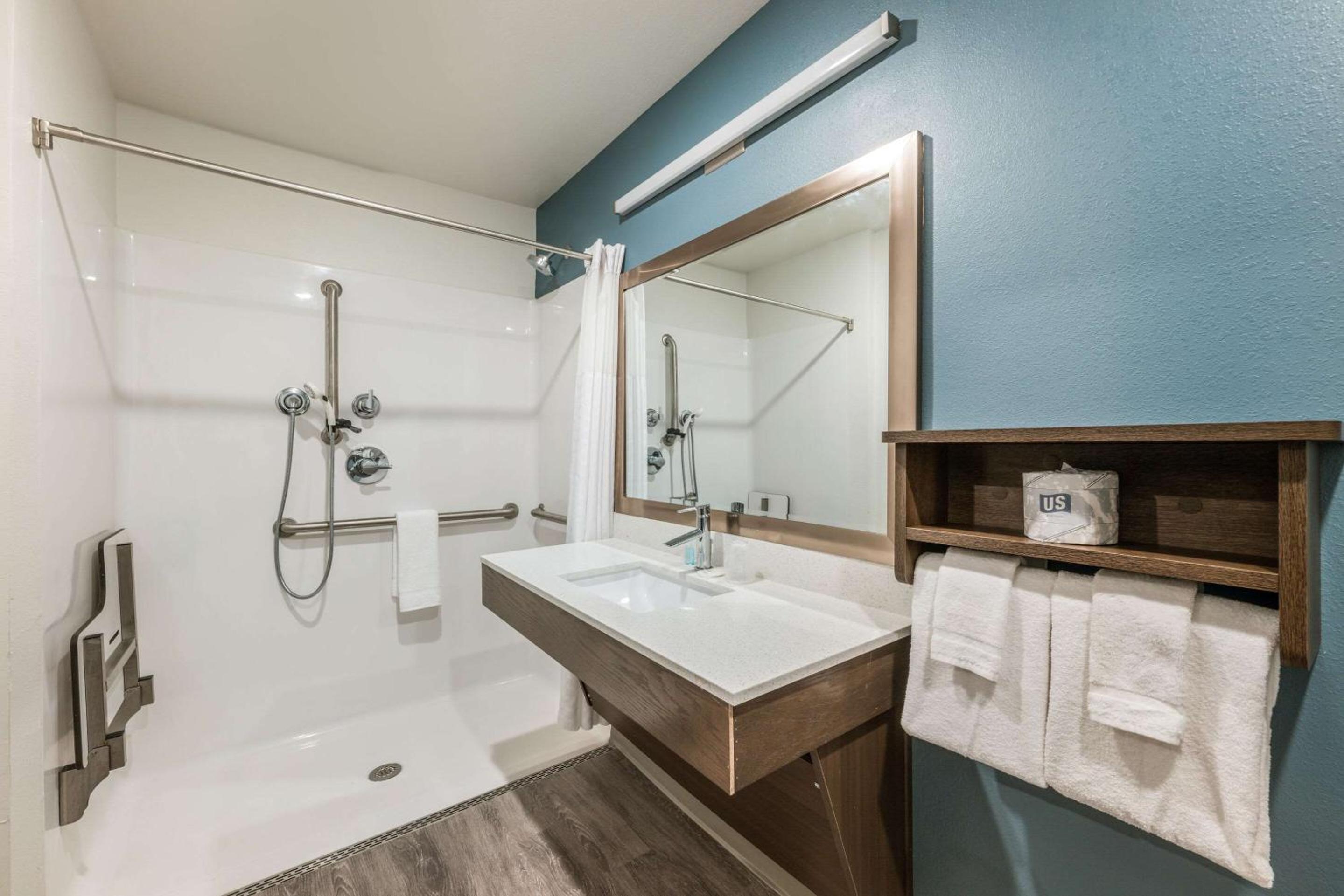 Queen Room with Tub - Accessible/Non-Smoking - Photo 6