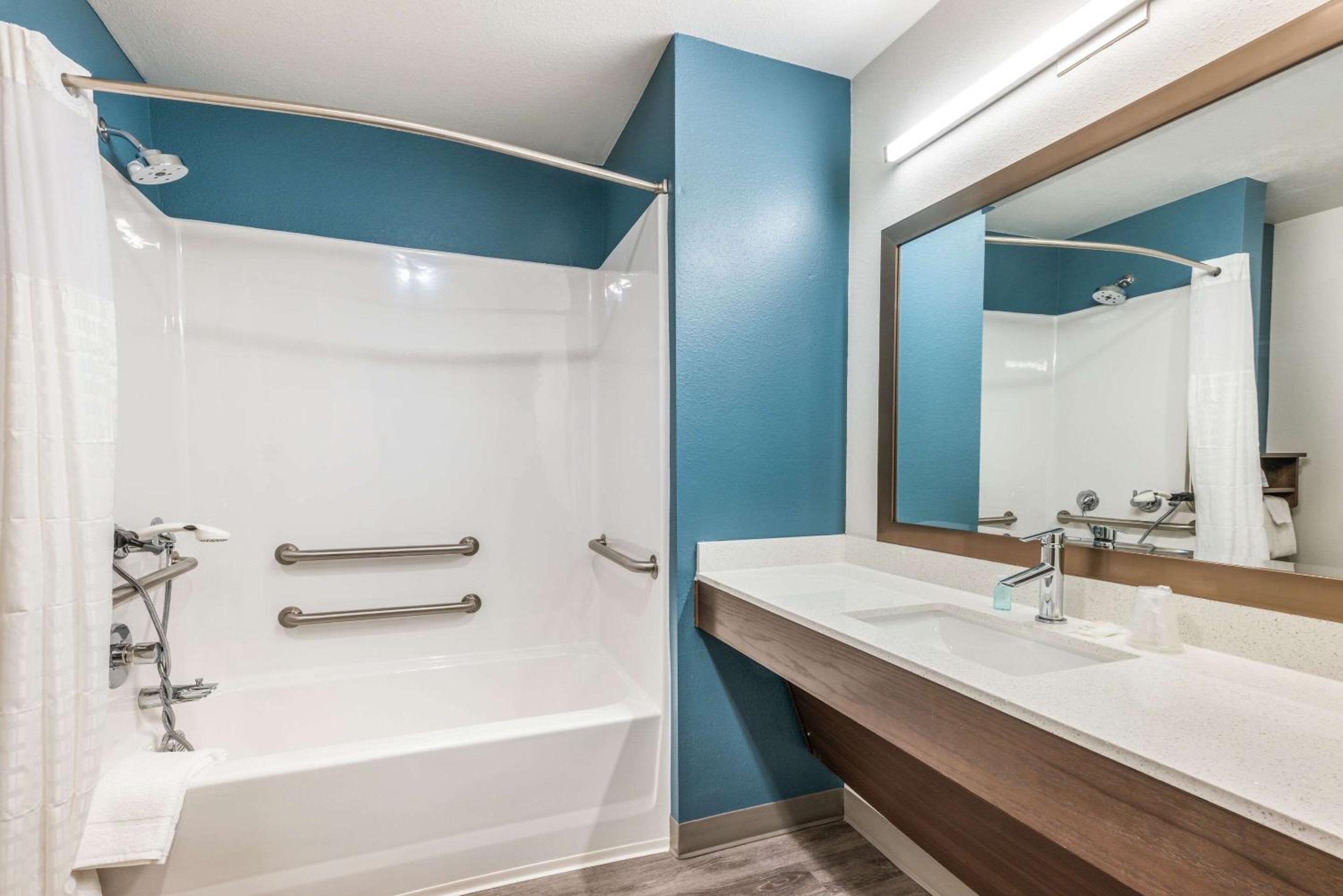 Queen Room with Tub - Accessible/Non-Smoking - Photo 3
