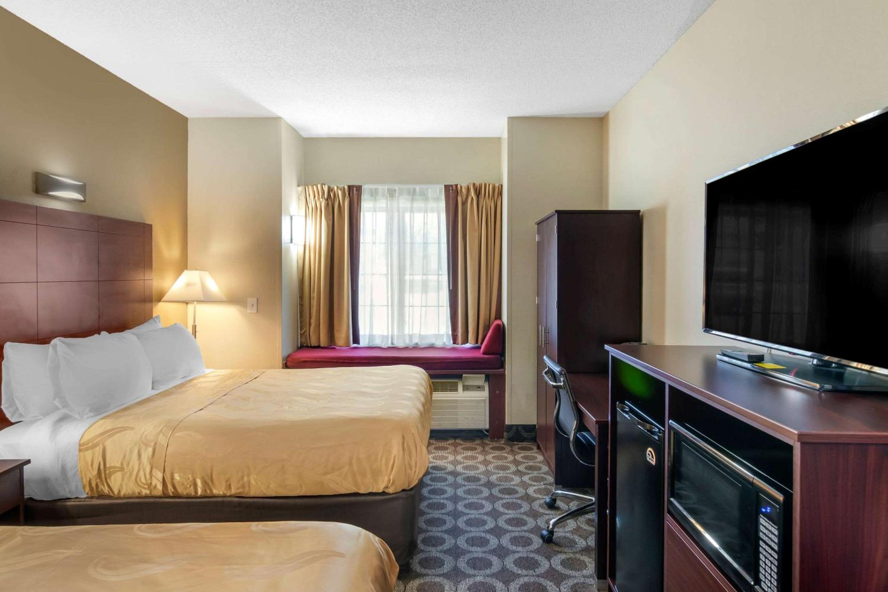 Queen Room with Two Queen Beds - Accessible/Non Smoking - Photo 4