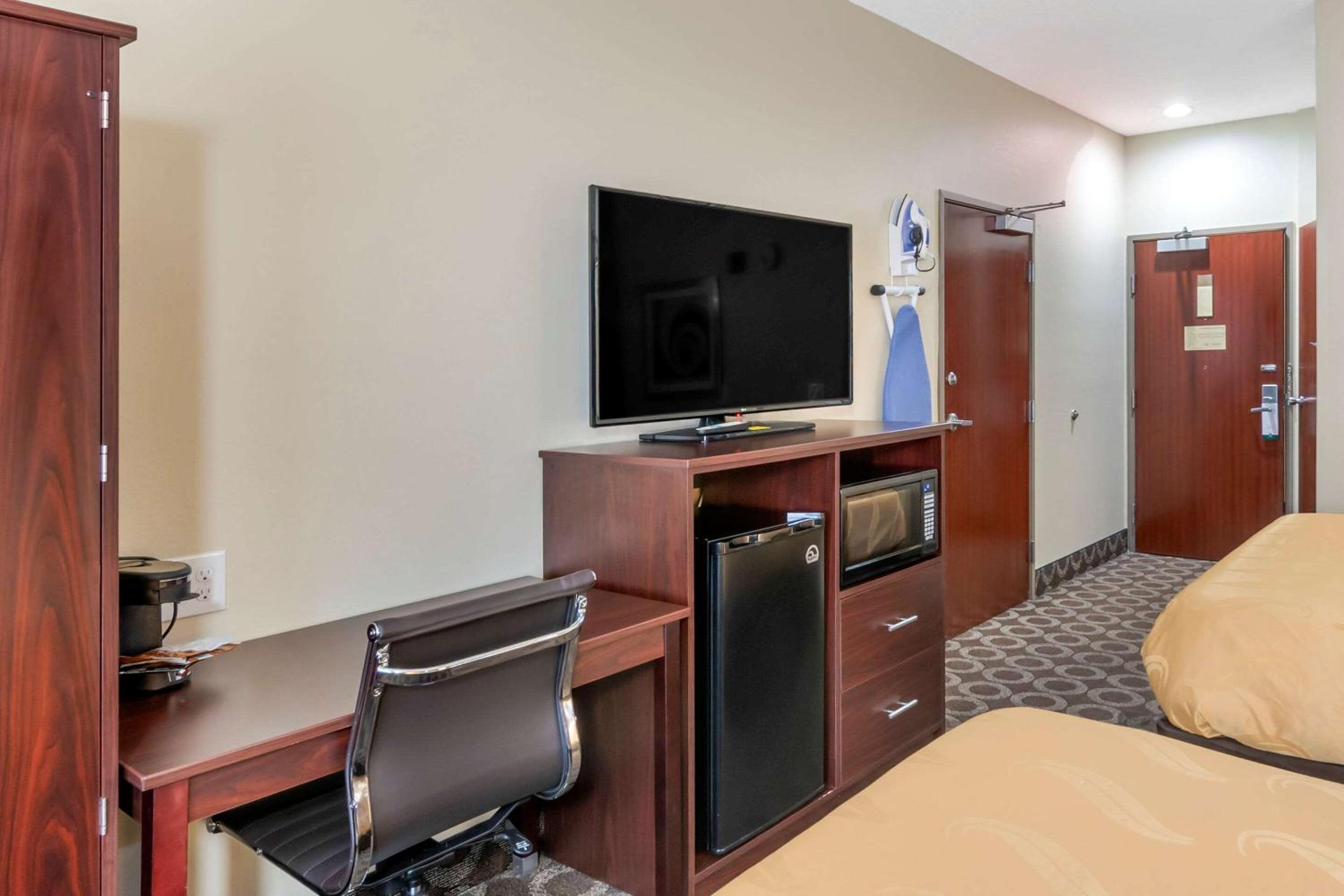 Queen Room with Two Queen Beds - Accessible/Non Smoking - Photo 2