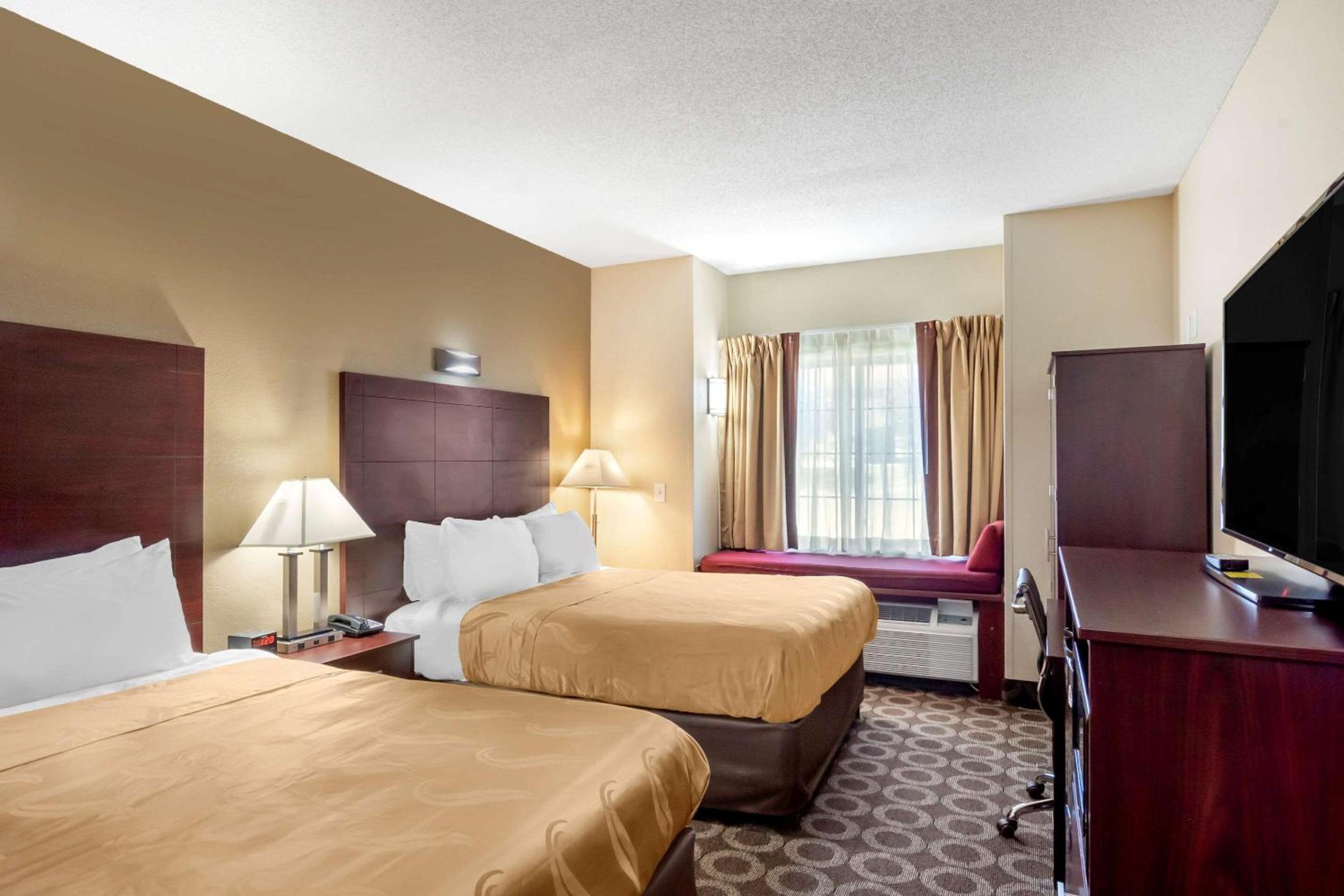Queen Room with Two Queen Beds - Accessible/Non Smoking - Photo 5