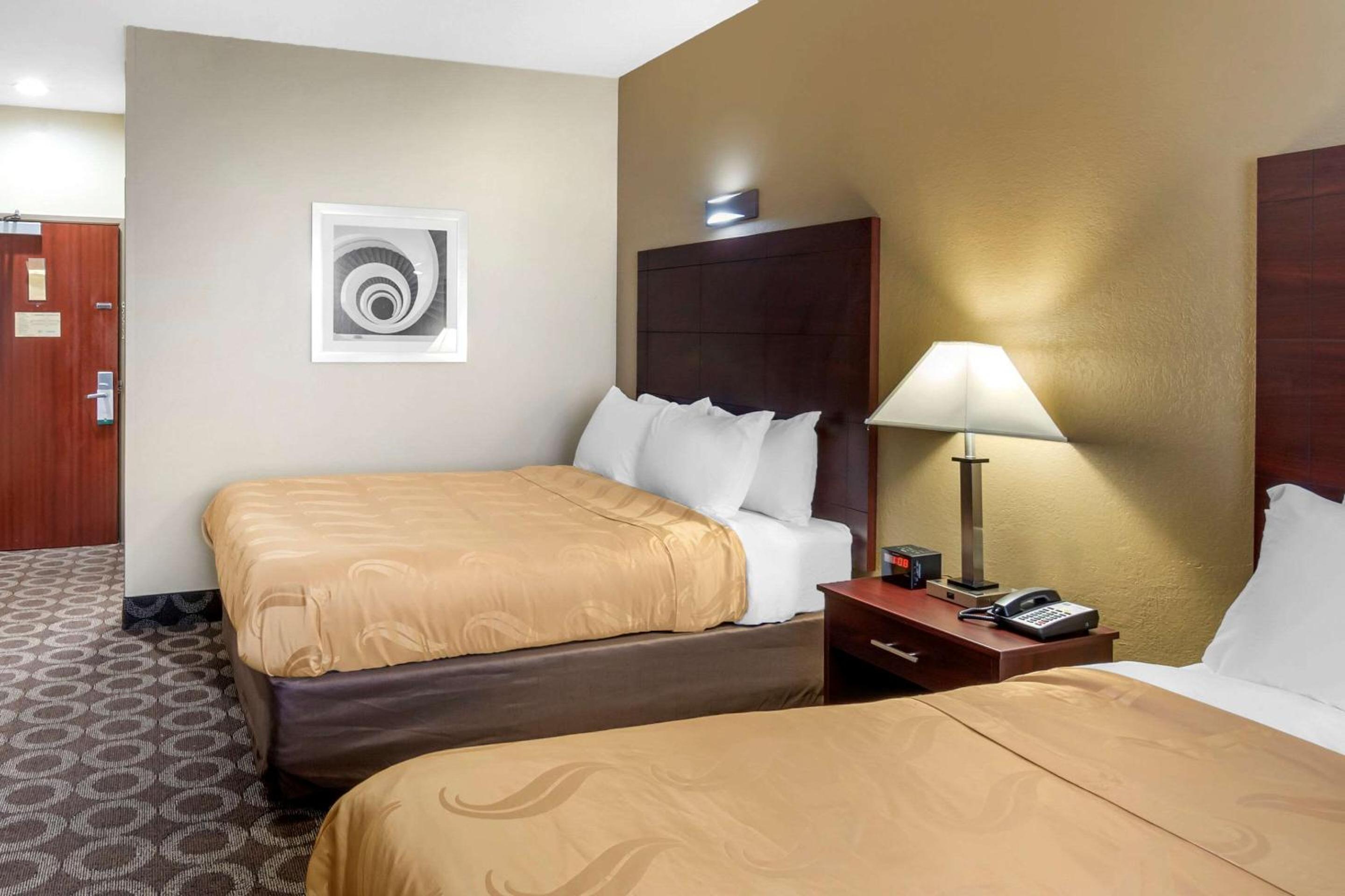Standard Queen Room with Two Queen Beds - Non Smoking  - Photo 3