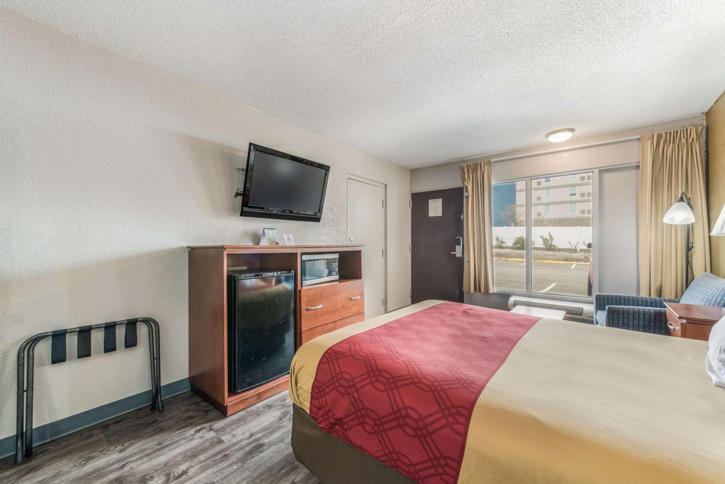 Queen Room with Roll-In Shower - Accessible/Non-Smoking photo 1