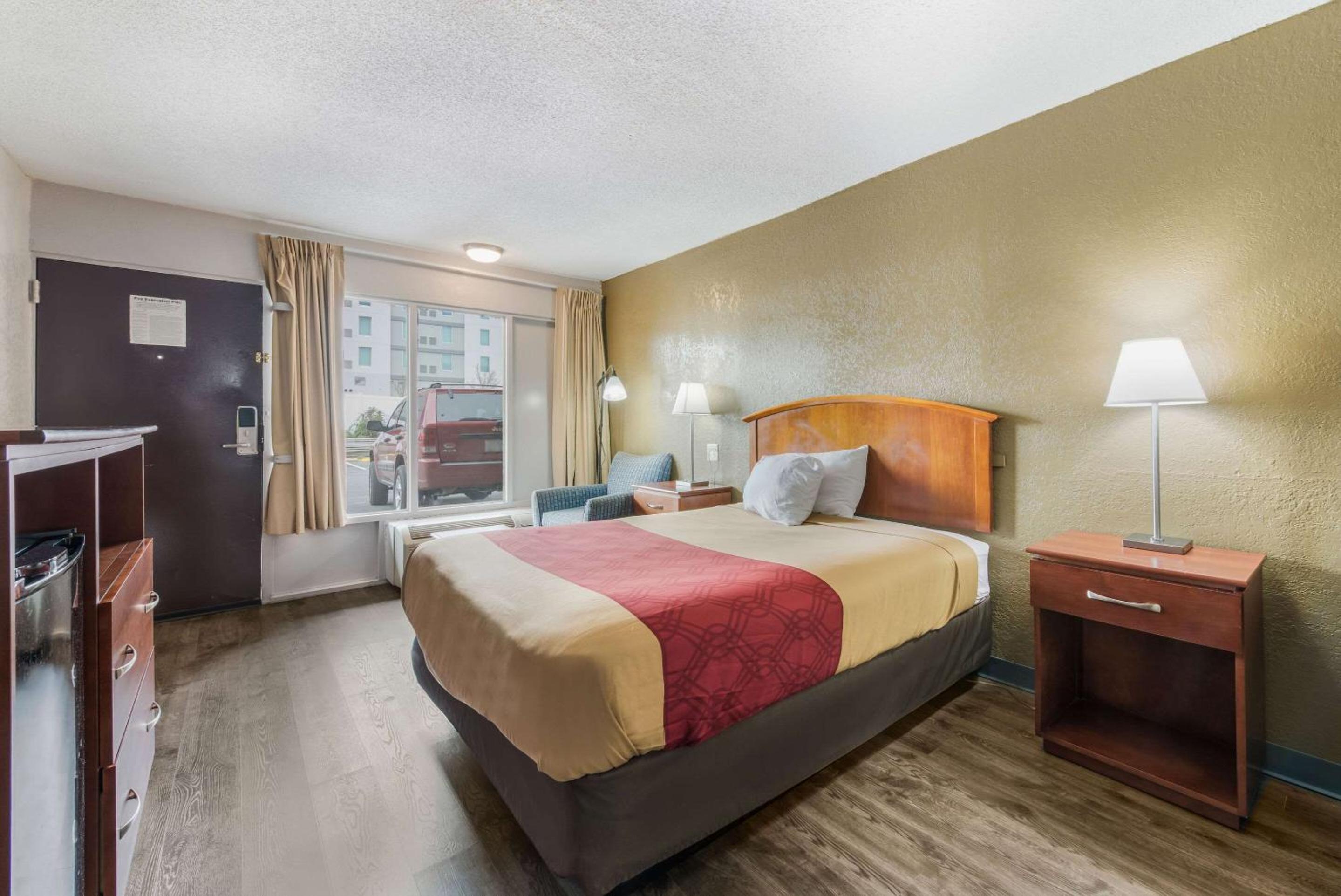 Queen Room with Roll-In Shower - Accessible/Non-Smoking photo 2