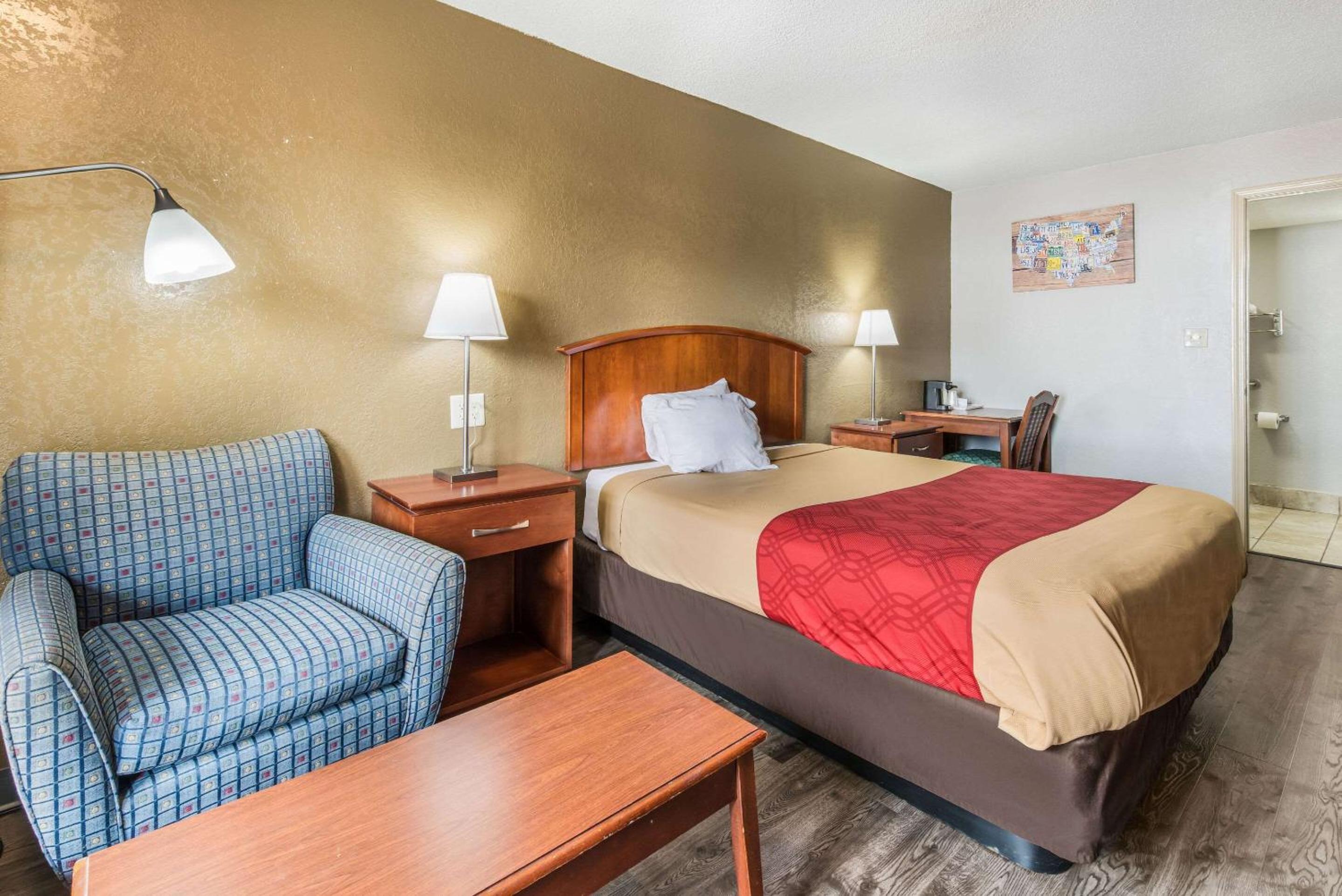 Queen Room with Roll-In Shower - Accessible/Non-Smoking photo 3
