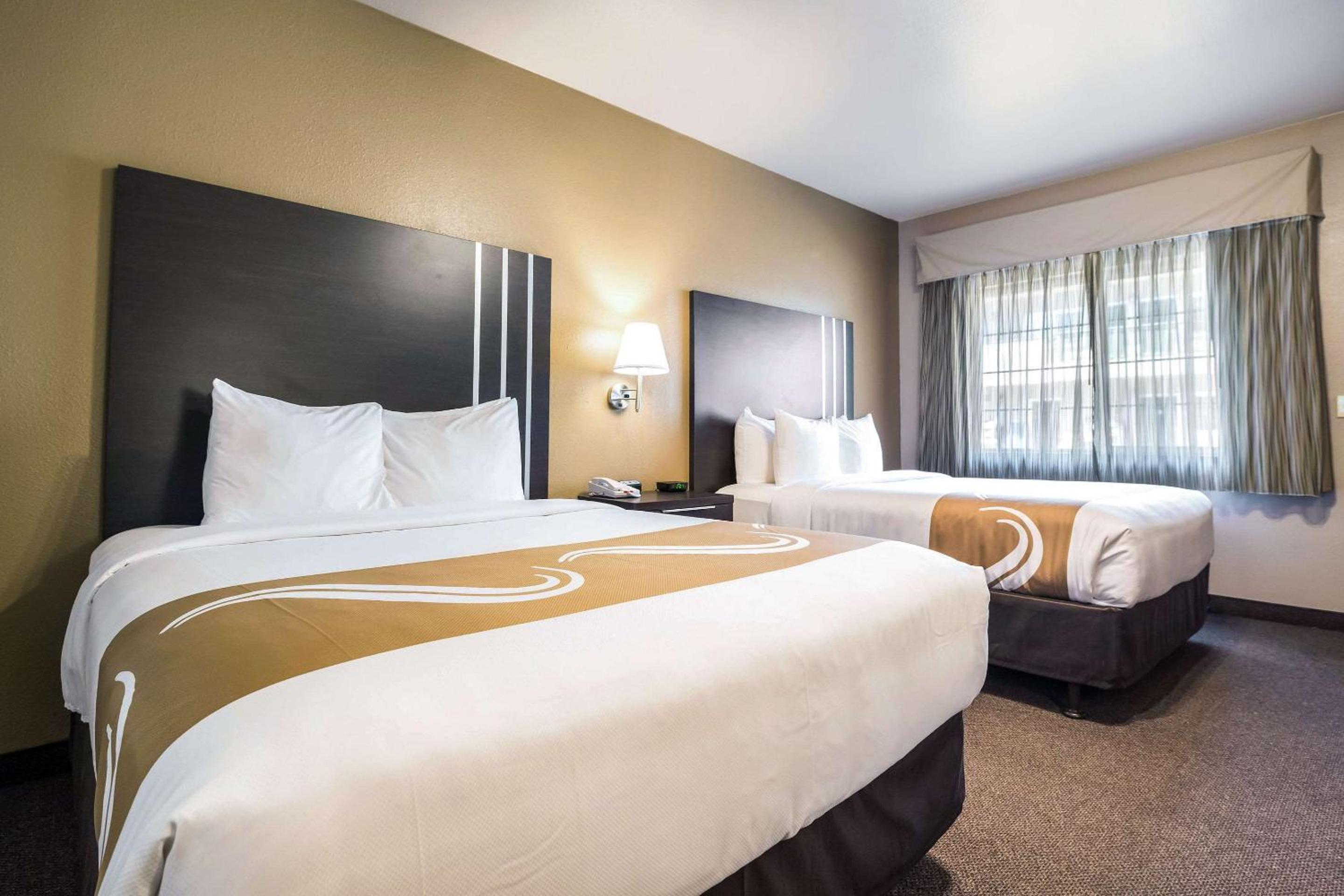 Standard Queen Room with Two Queen Beds - Non-Smoking - Photo 4
