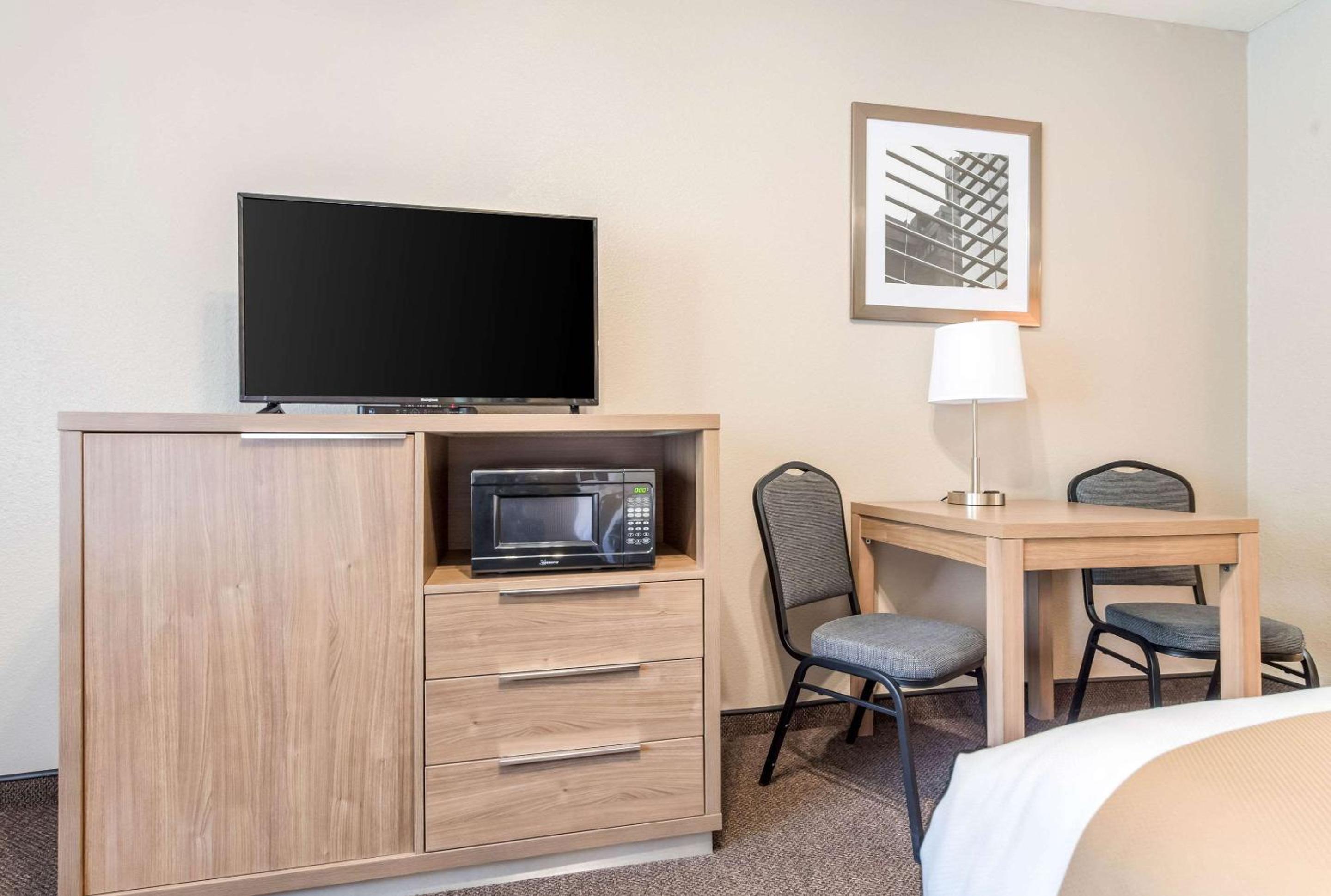 Queen Room with Two Queen Beds - Pet Friendly/Non-Smoking - Photo 2