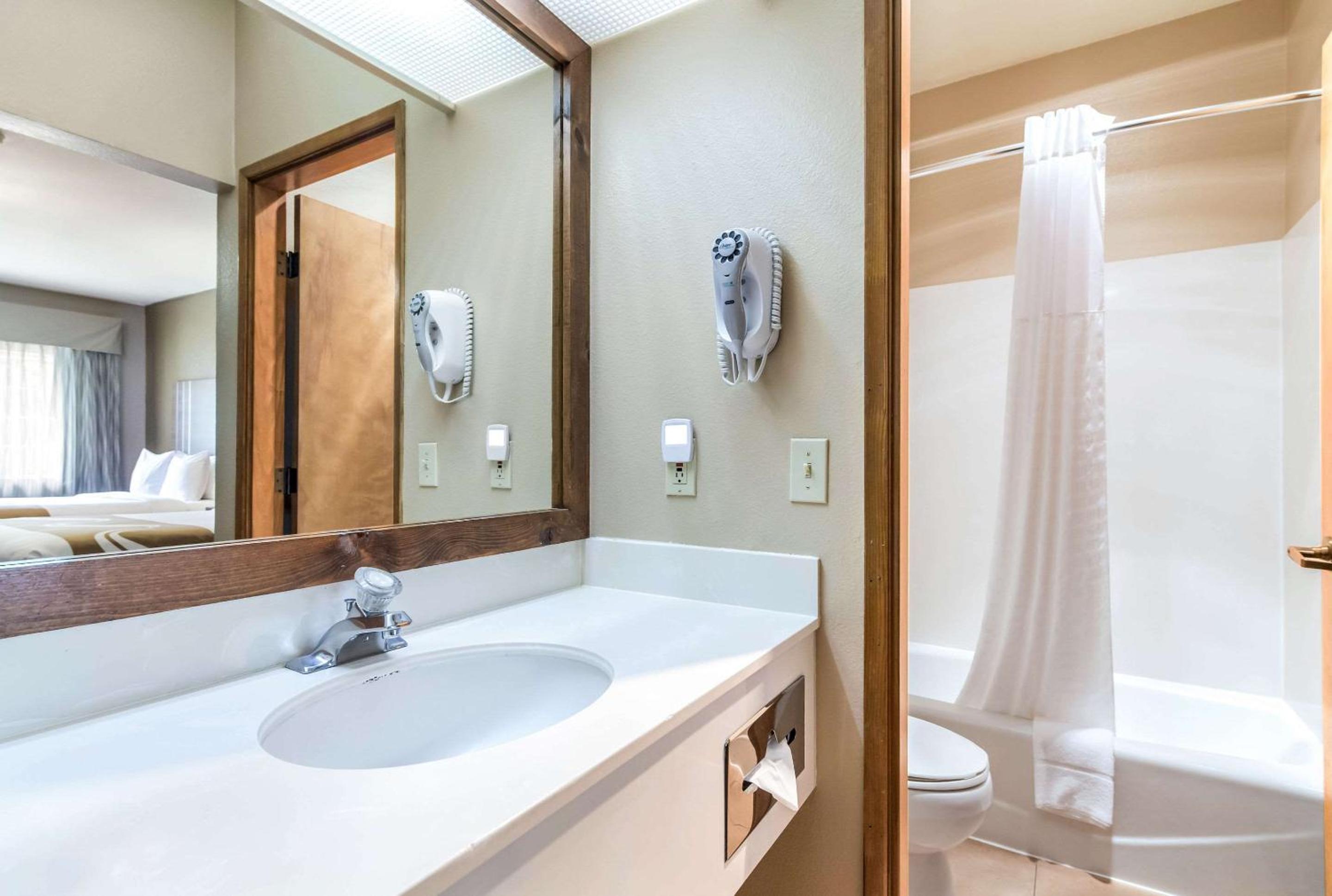 Queen Room with Two Queen Beds - Pet Friendly/Non-Smoking - Photo 4