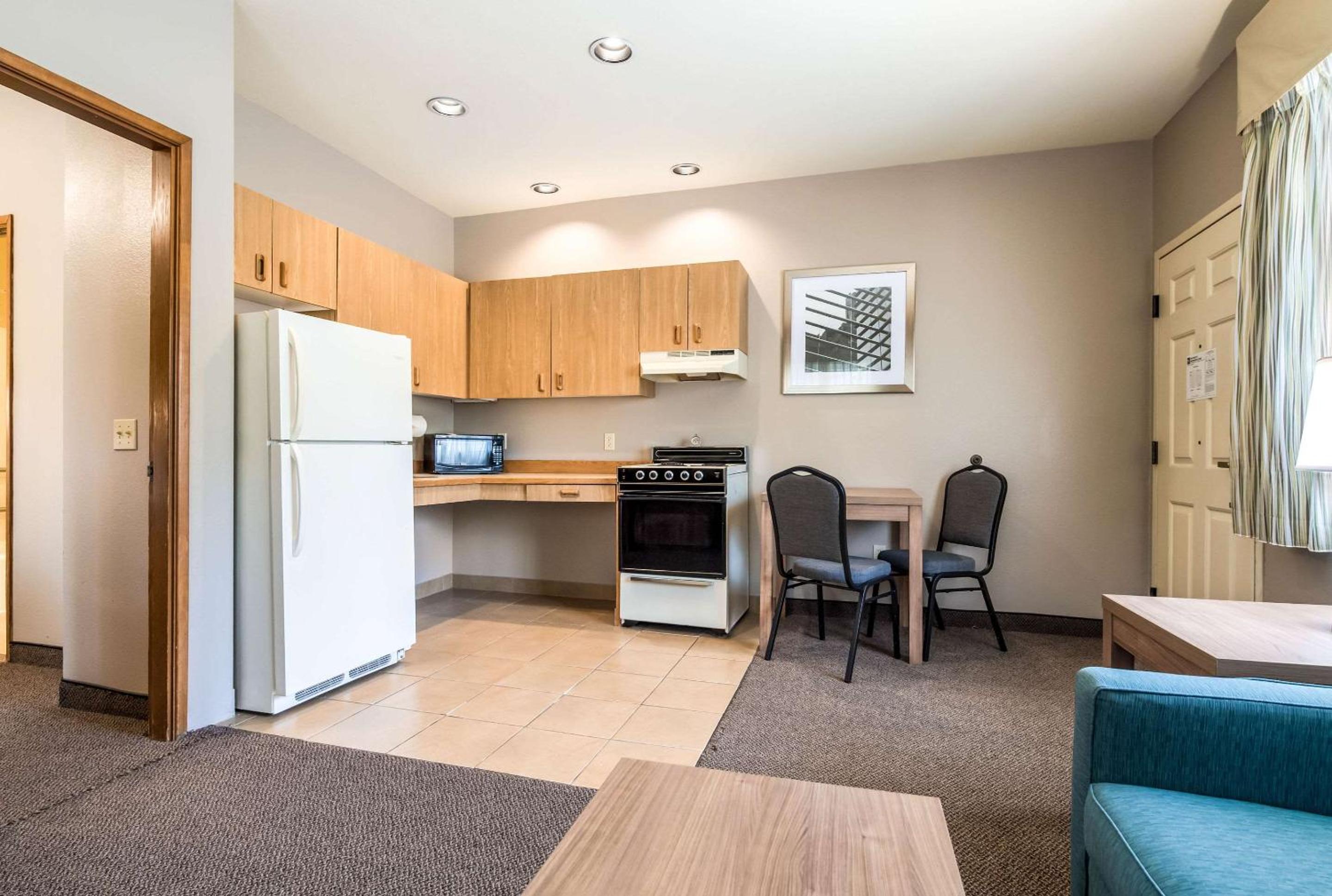 Efficiency Queen Suite - Accessible/Non-Smoking - Photo 3