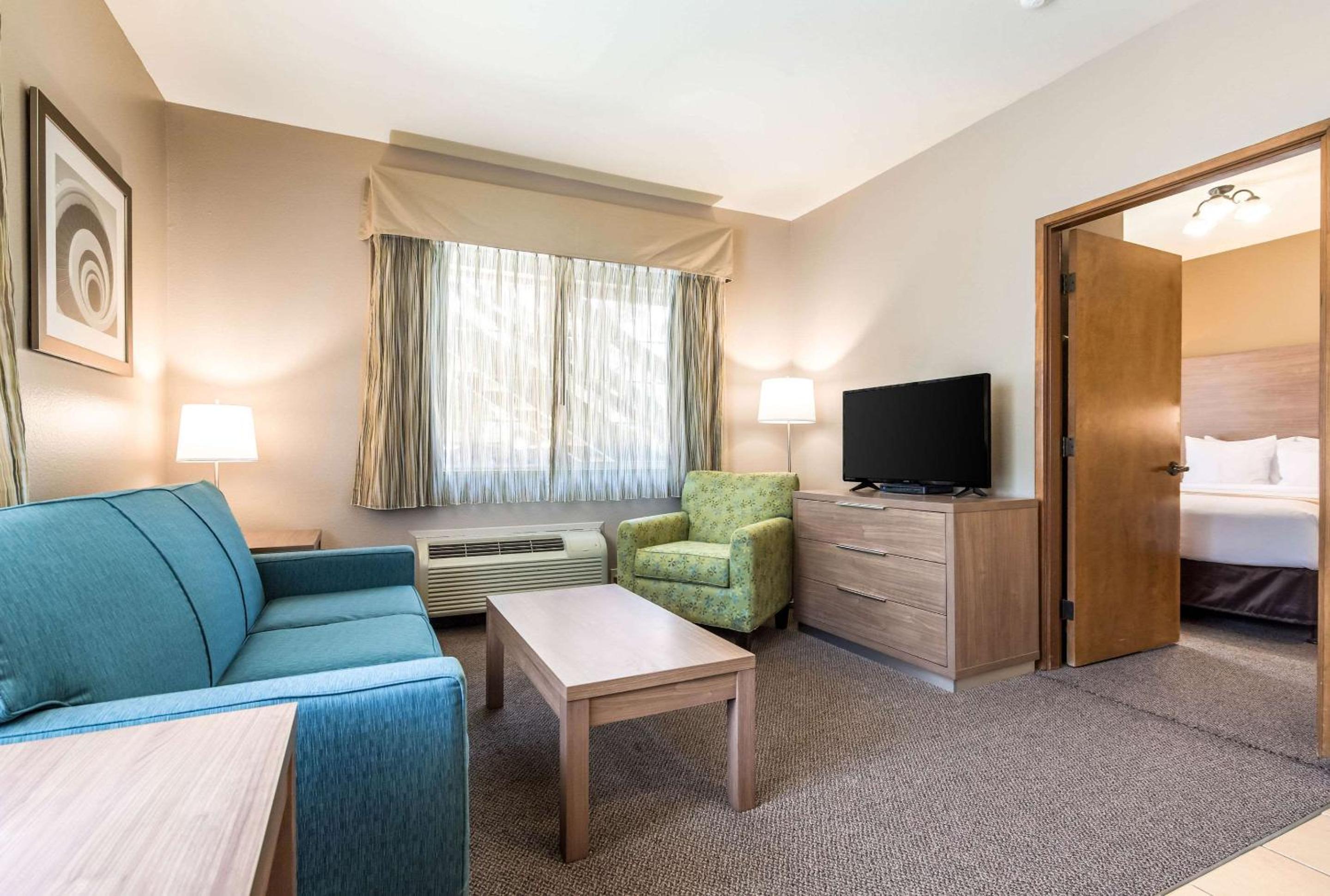 Efficiency Queen Suite - Accessible/Non-Smoking - Photo 2