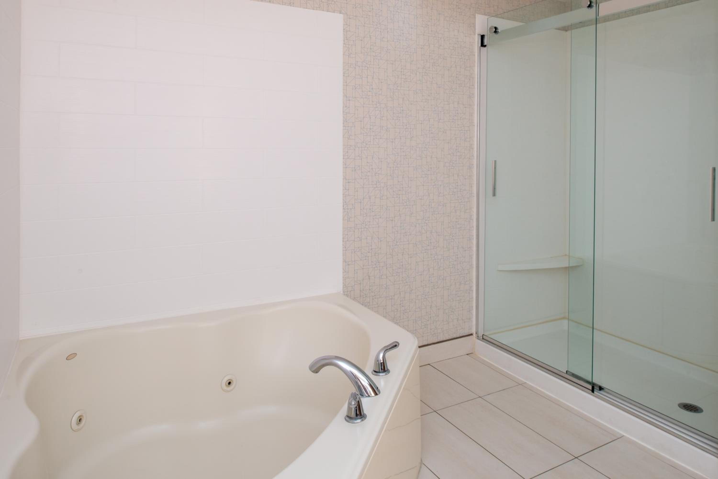 Executive King Suite - Non-Smoking - Photo 3