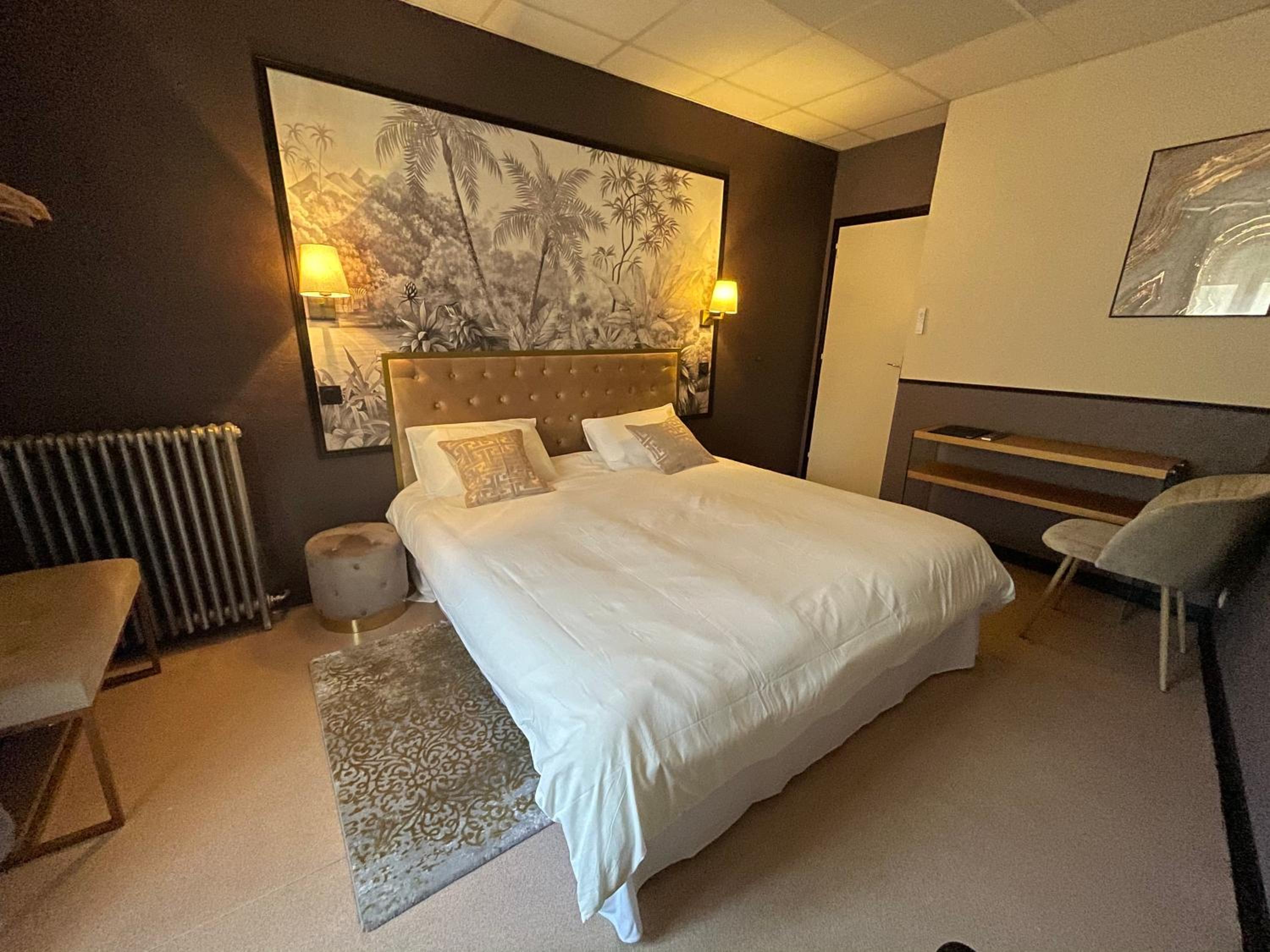 Queen Room with Balcony photo 2