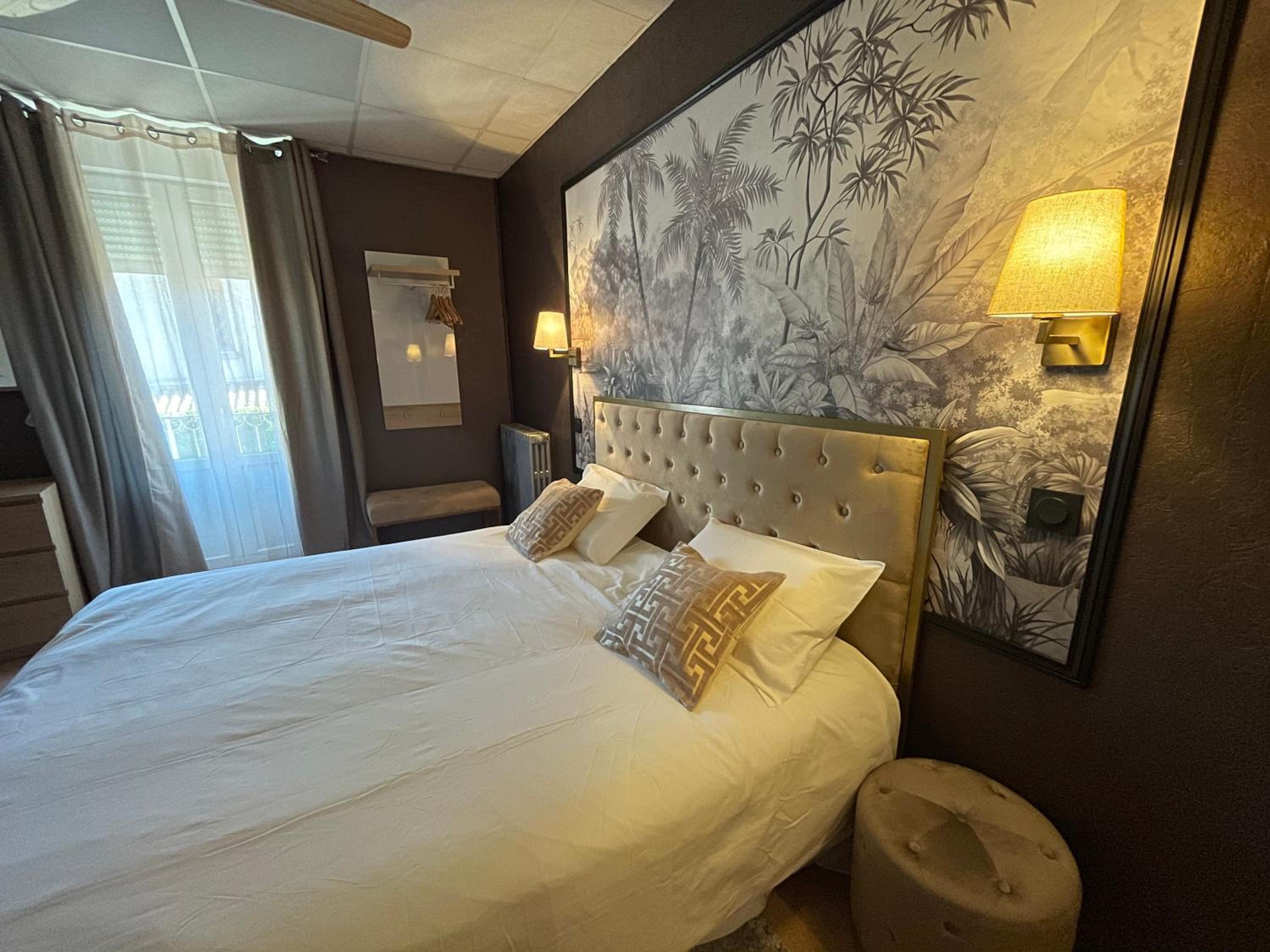 Queen Room with Balcony photo 3