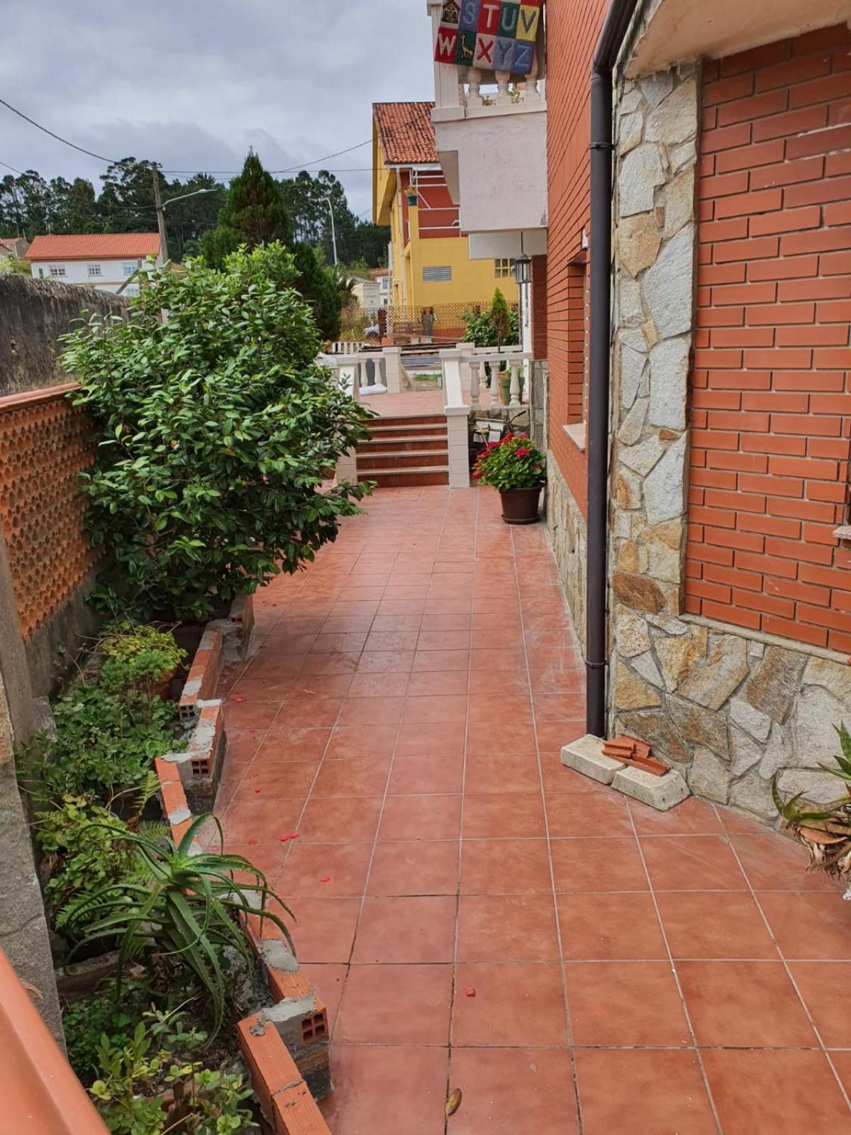 Six-Bedroom House - Photo 12