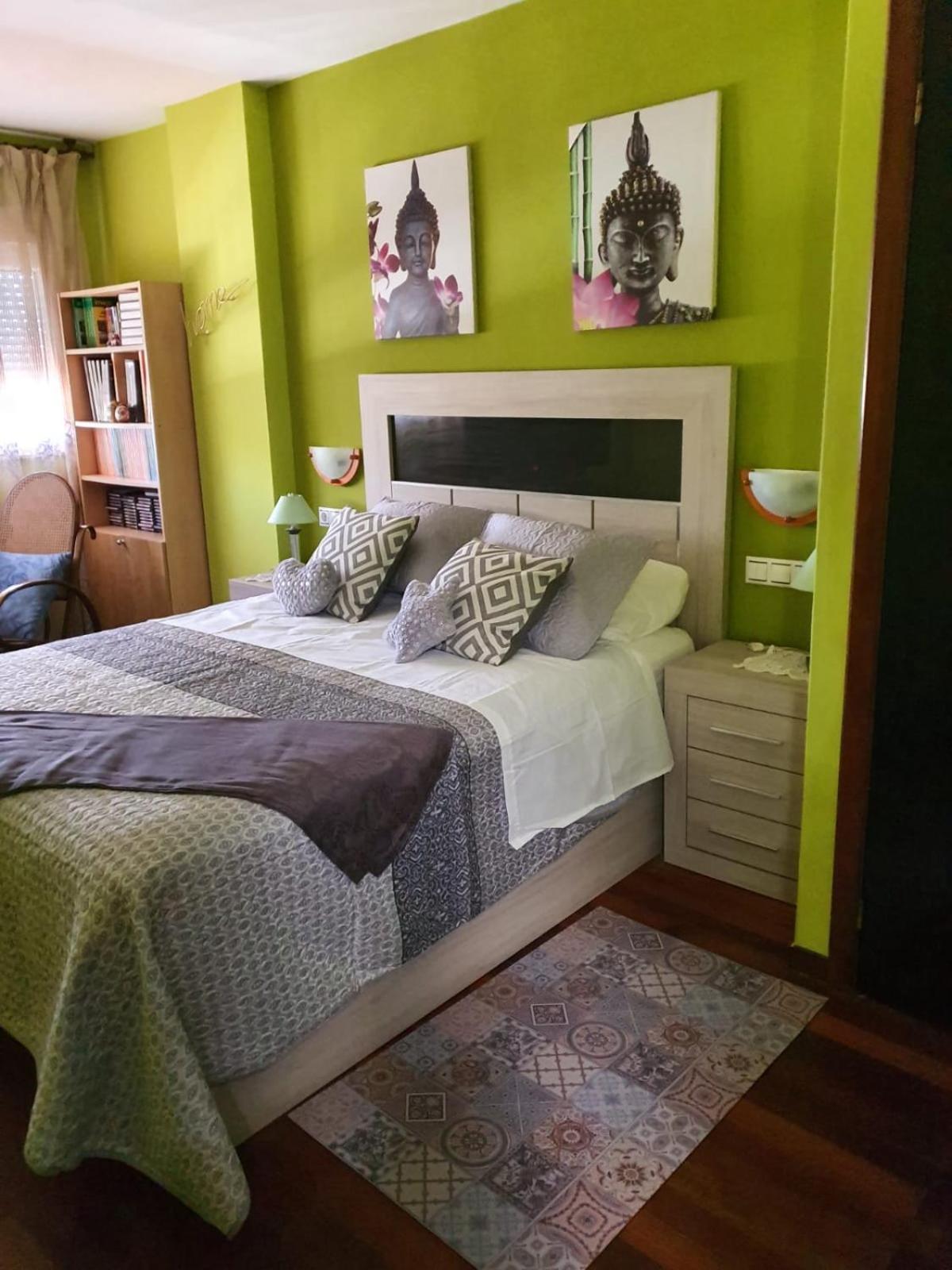 Six-Bedroom House - Photo 1