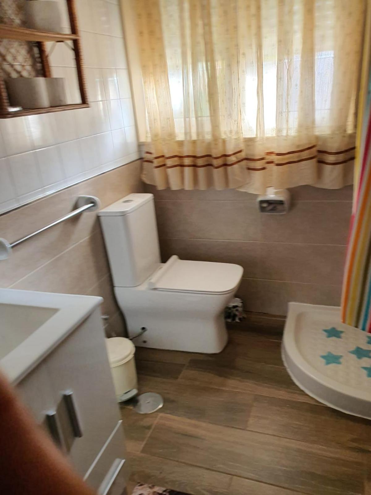 Six-Bedroom House - Photo 10