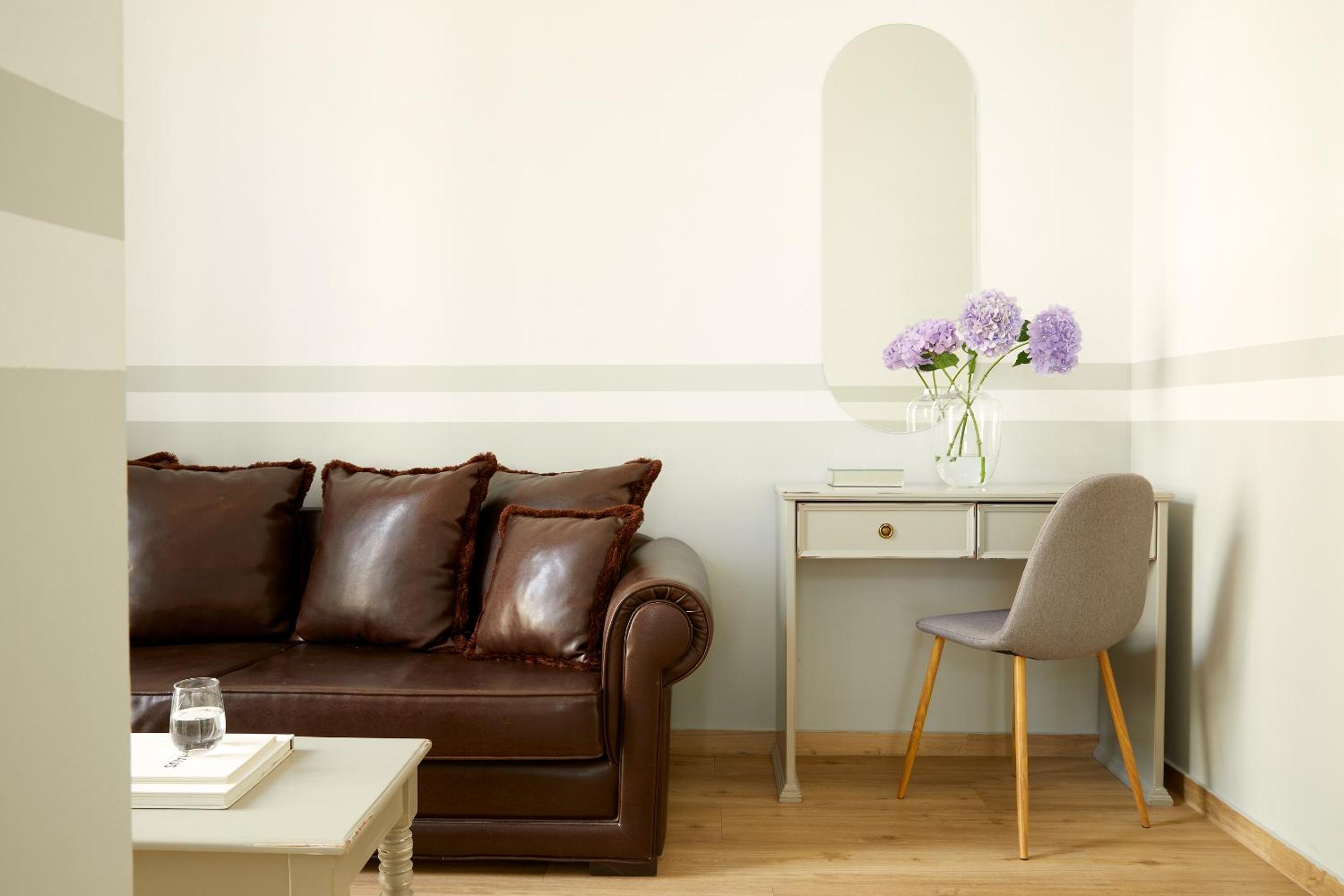 Family Room (2 Adults + 2 Children) - Photo 9