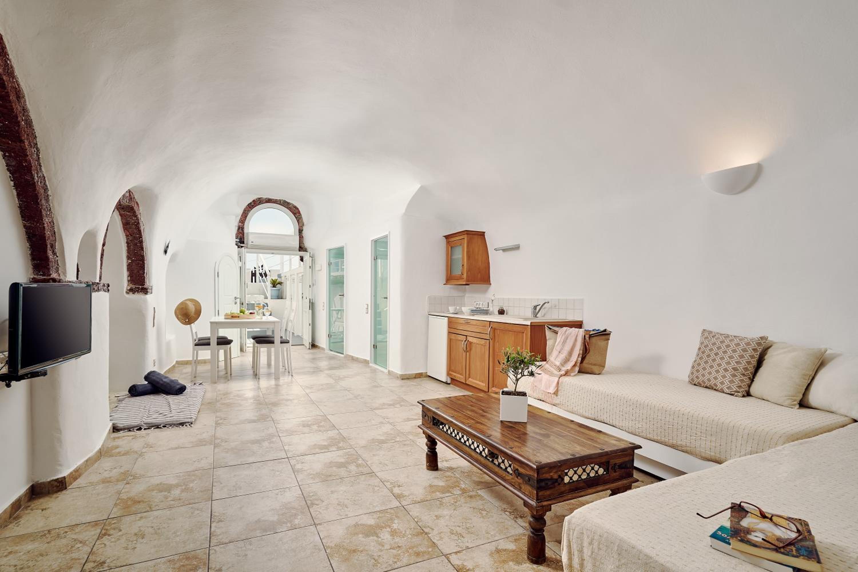 Superior Cave House with Indoor & Outdoor Hot Tub and Caldera View