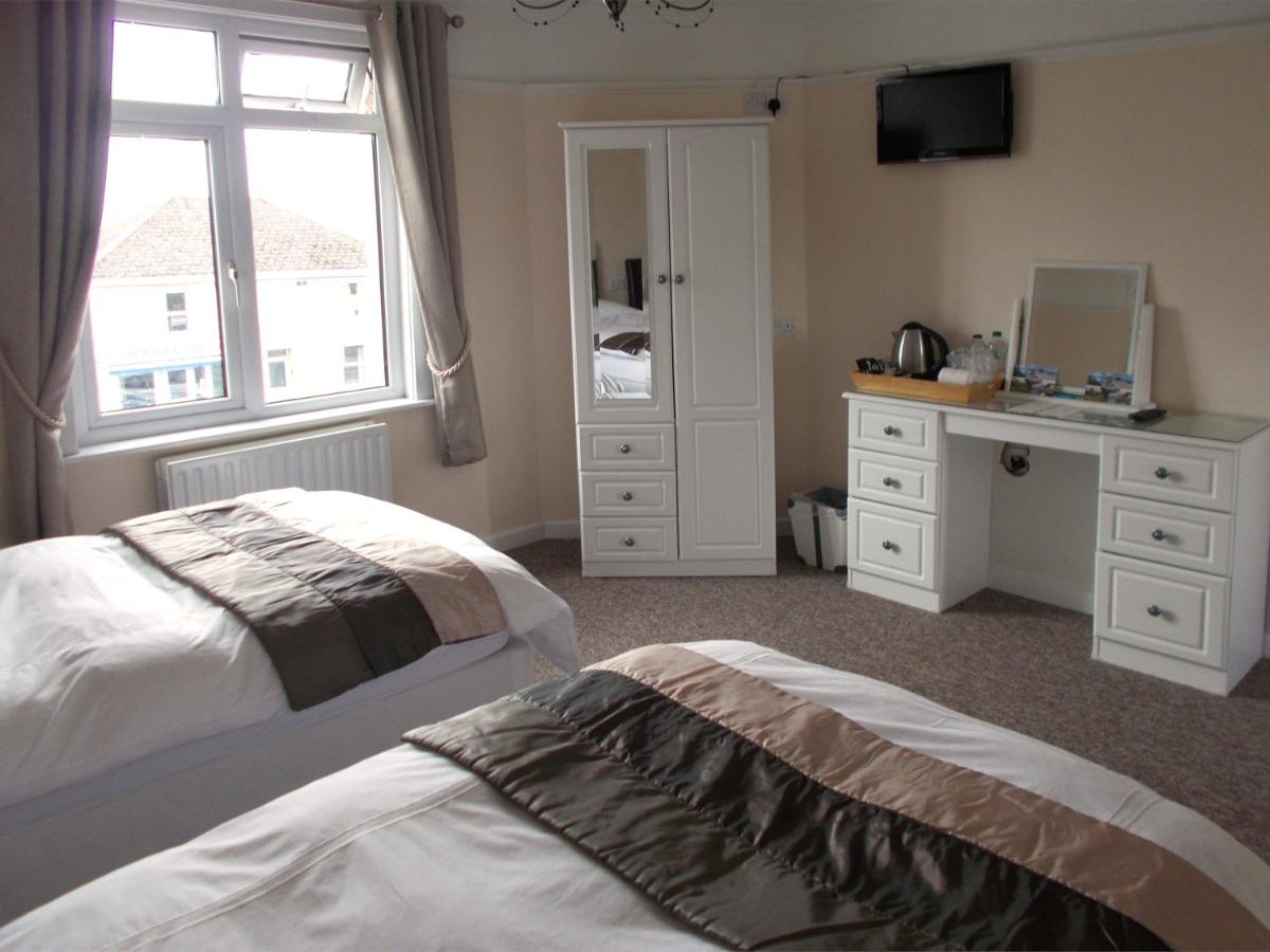 Twin Room with Private Bathroom photo 2