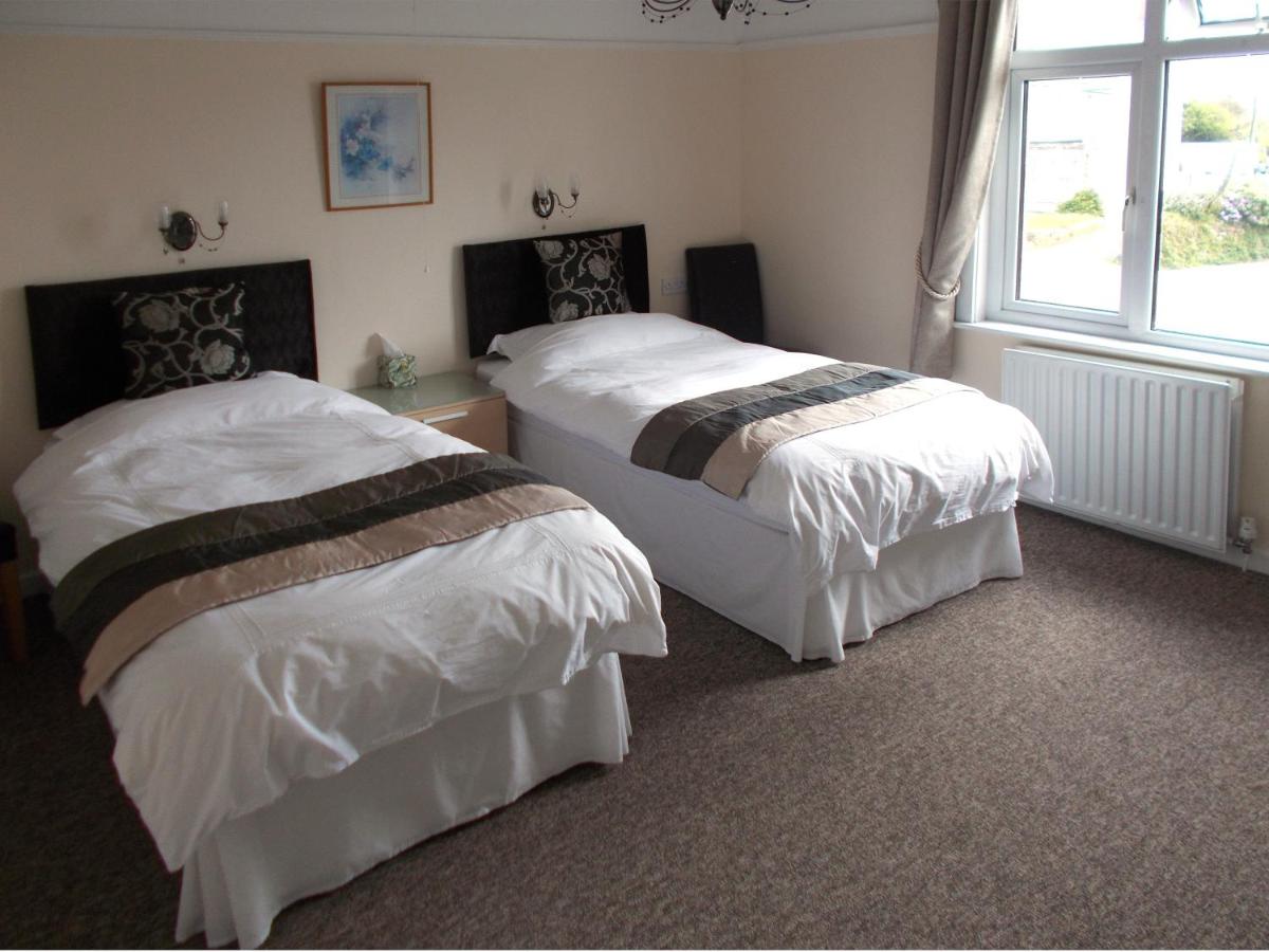 Twin Room with Private Bathroom photo 1