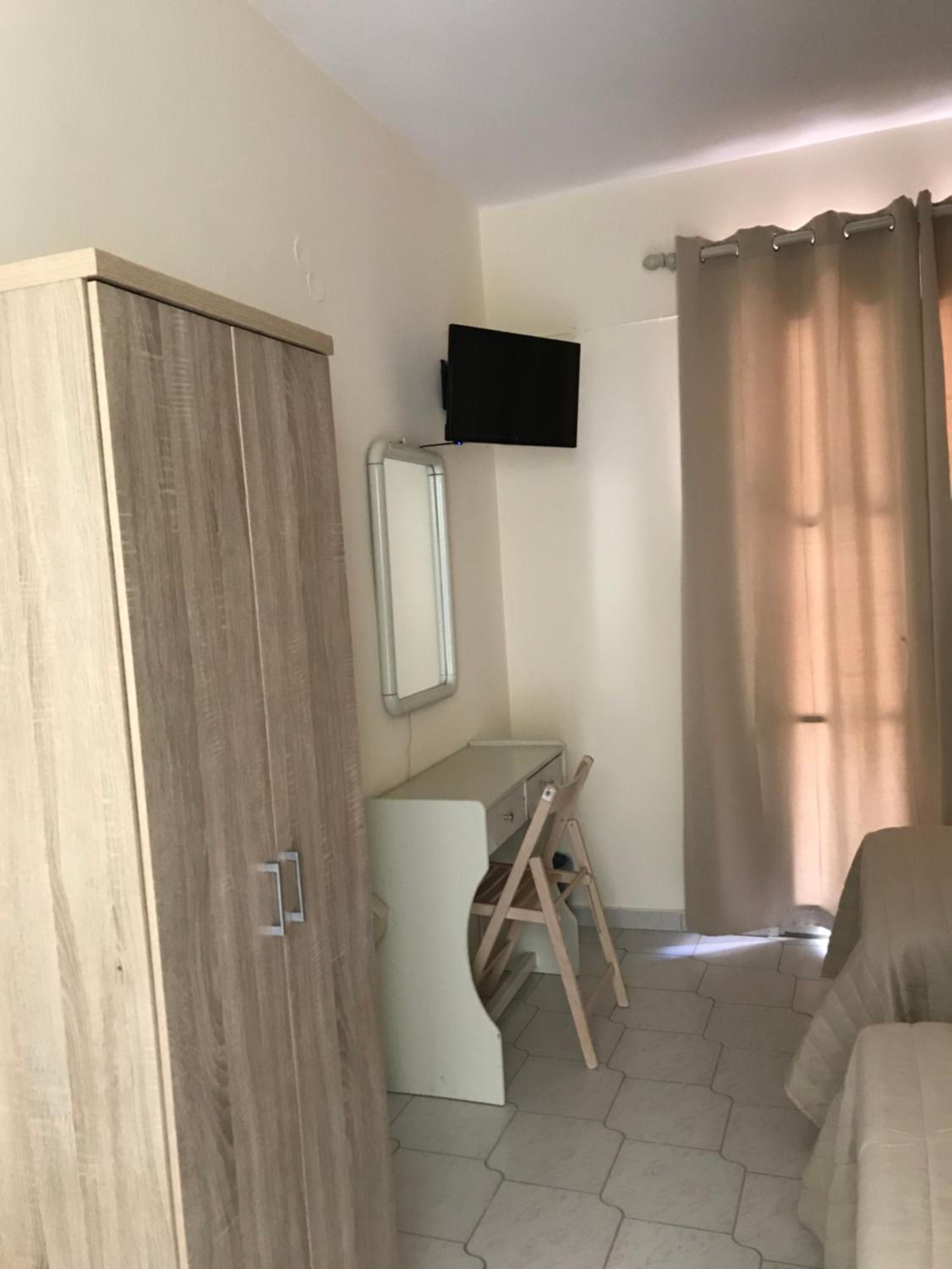 Twin Room with Balcony - Photo 9