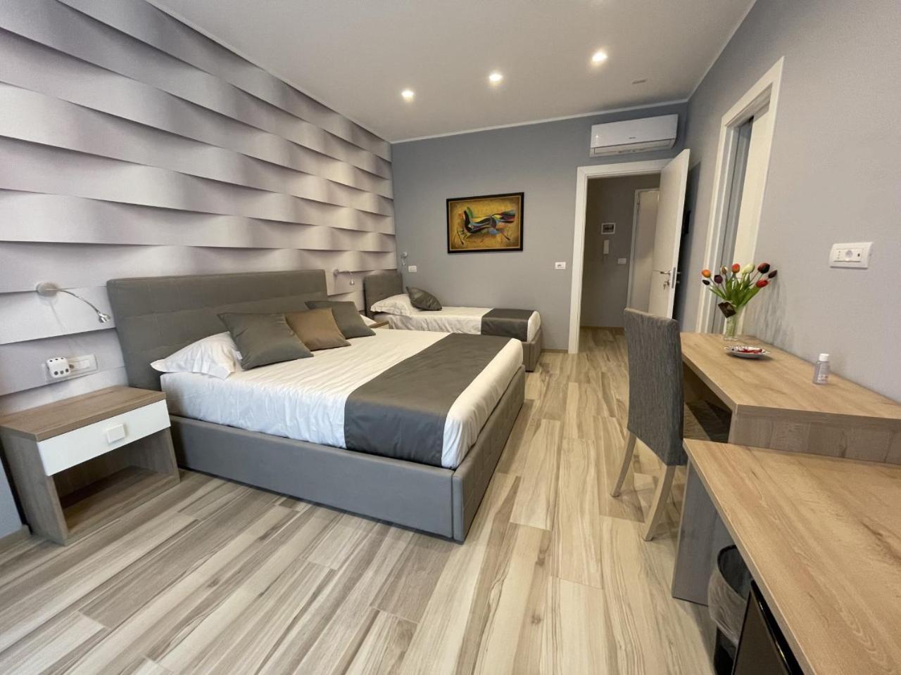 Triple Room with Private Bathroom - Photo 2